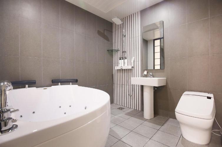 Suite with massage chair - Photo 6