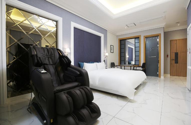 Suite with massage chair - Photo 7