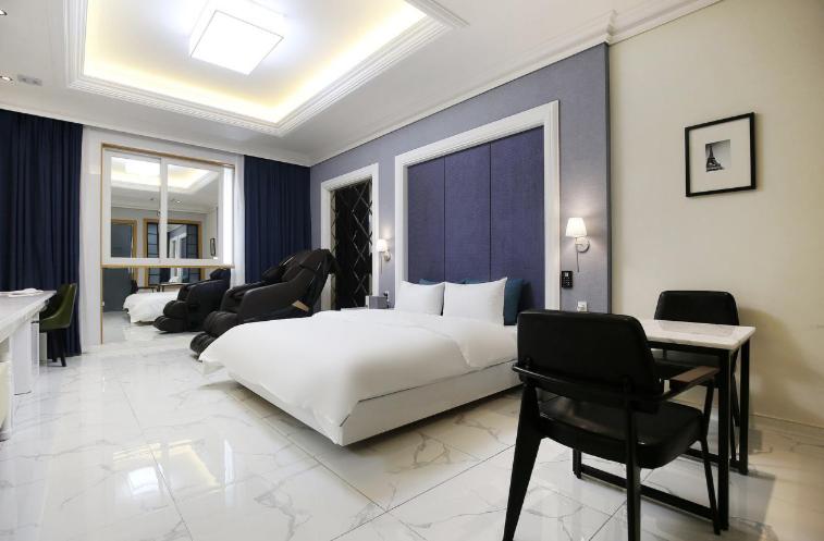 Suite with massage chair - Photo 1