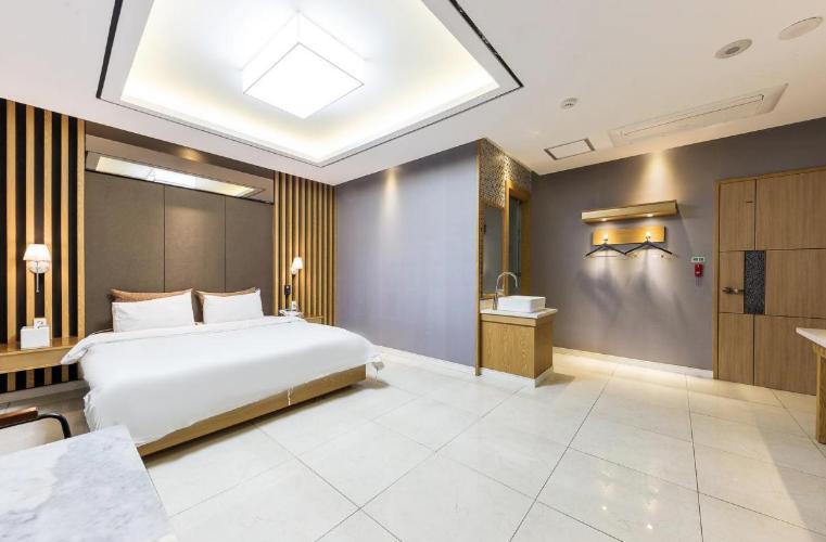 Deluxe Double Room with massage chair