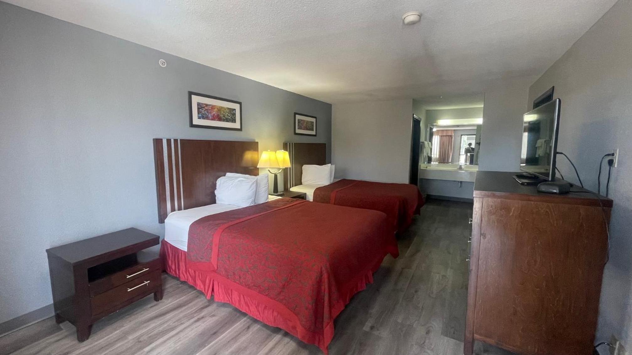 Queen Room with Two Queen Beds - Non-Smoking - Photo 4