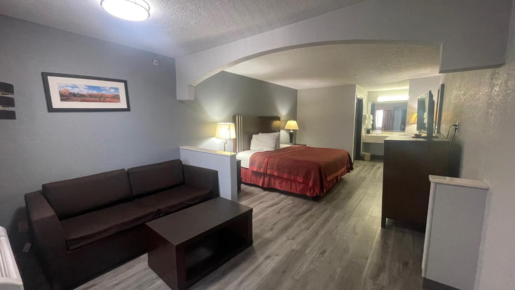 King Suite with Jetted Tub - Non-Smoking - Photo 3
