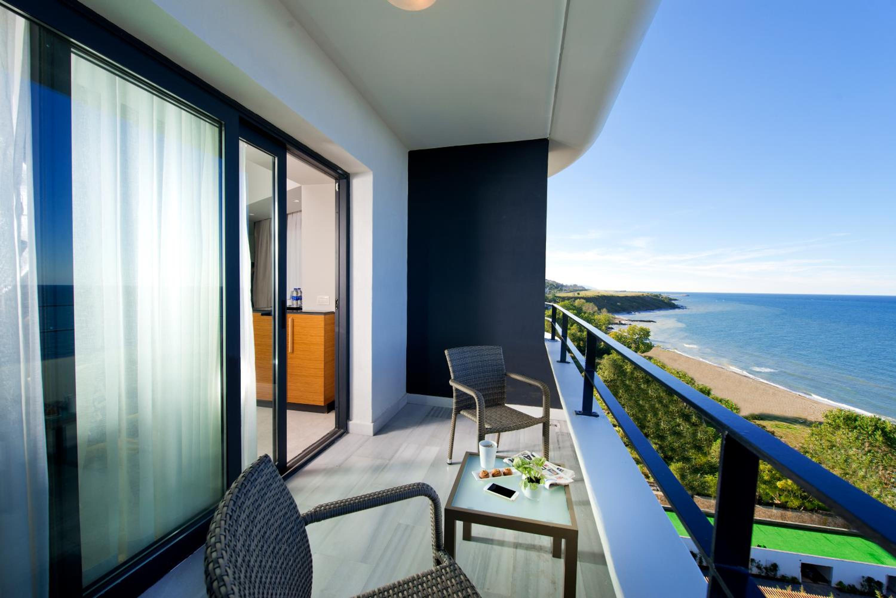 Deluxe Room with Sea View - Photo 3