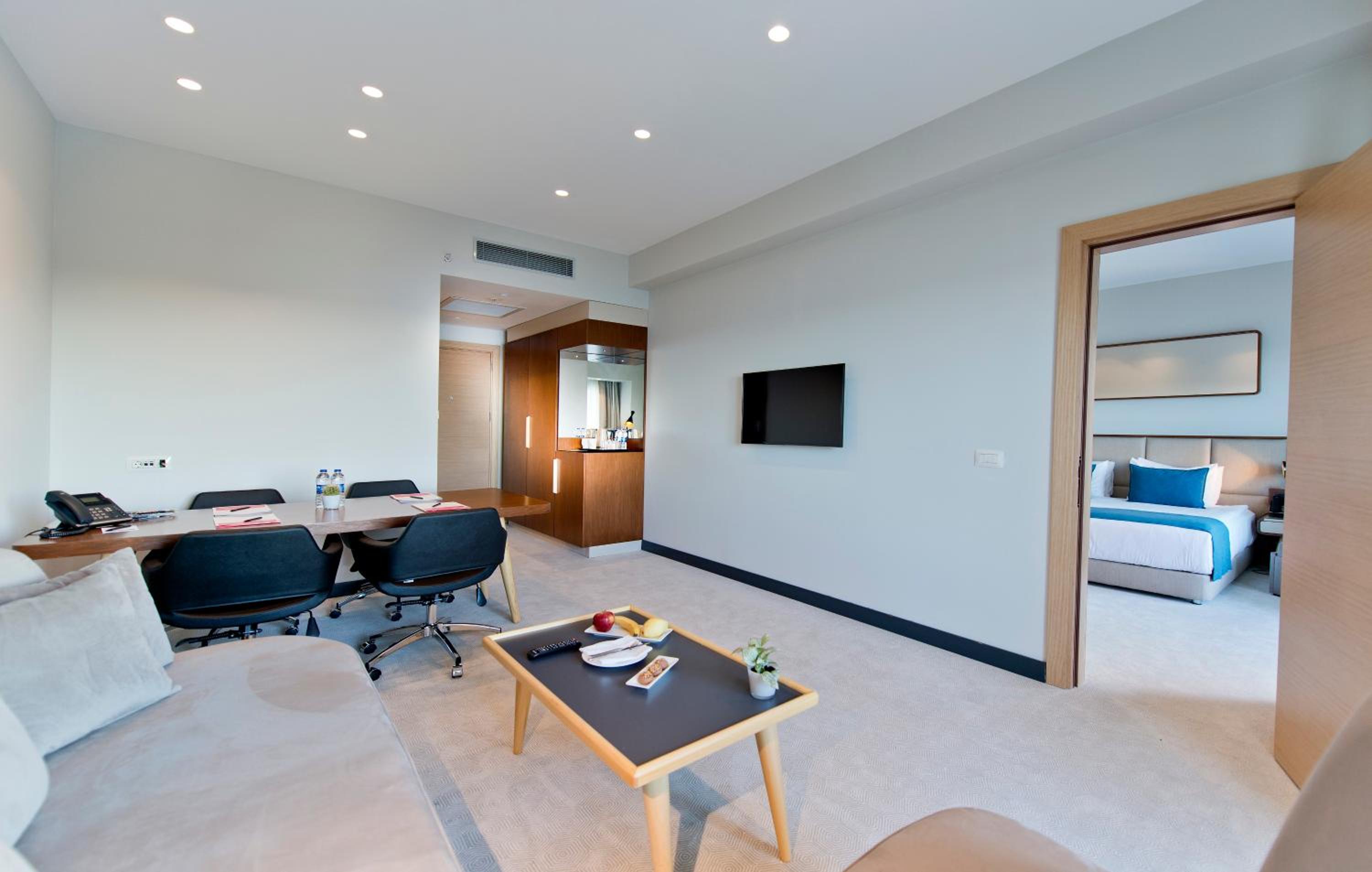 Business Suite with Sea View - Photo 4