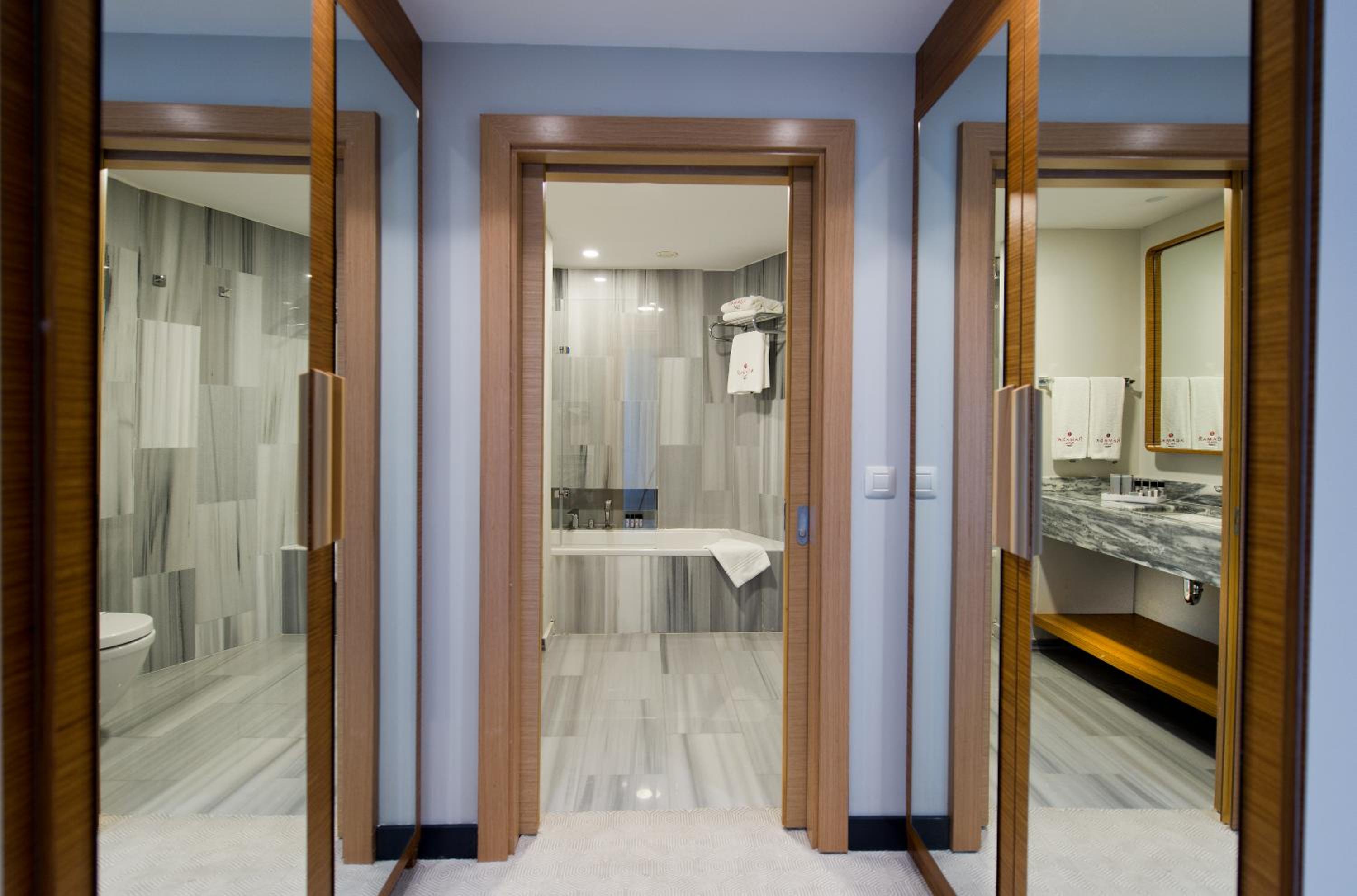 Corner Suite with City View - Photo 3