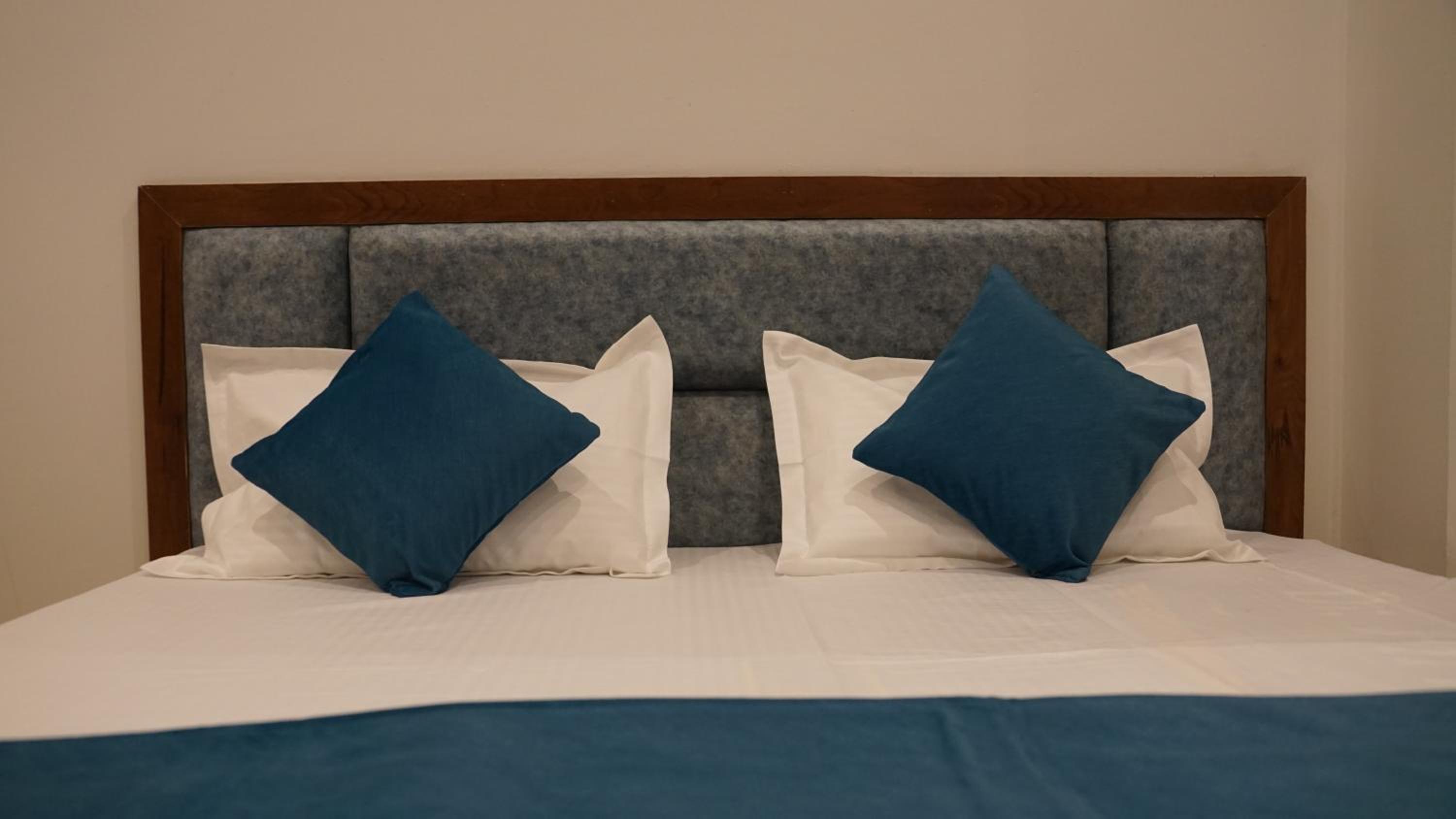 Deluxe Double Room (2 Adults + 1 Child) photo 2