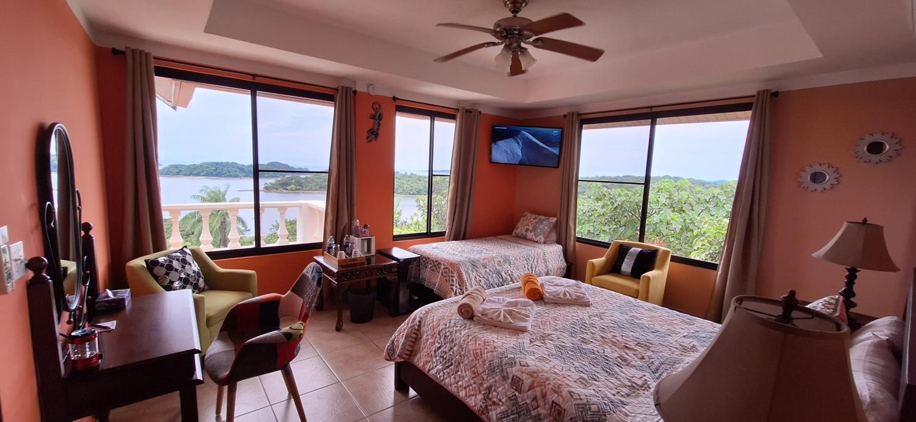 Penthouse Queen Suite with Ocean and Jungle View photo 3