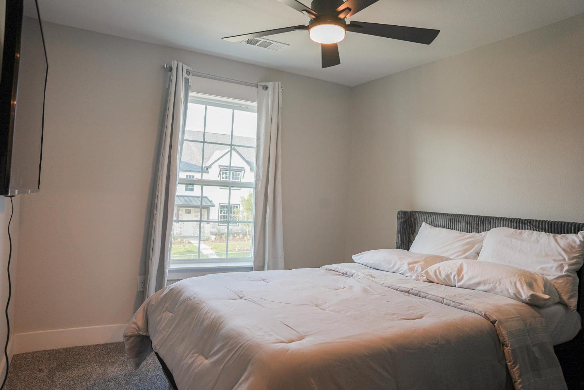 Three-Bedroom House - Photo 23