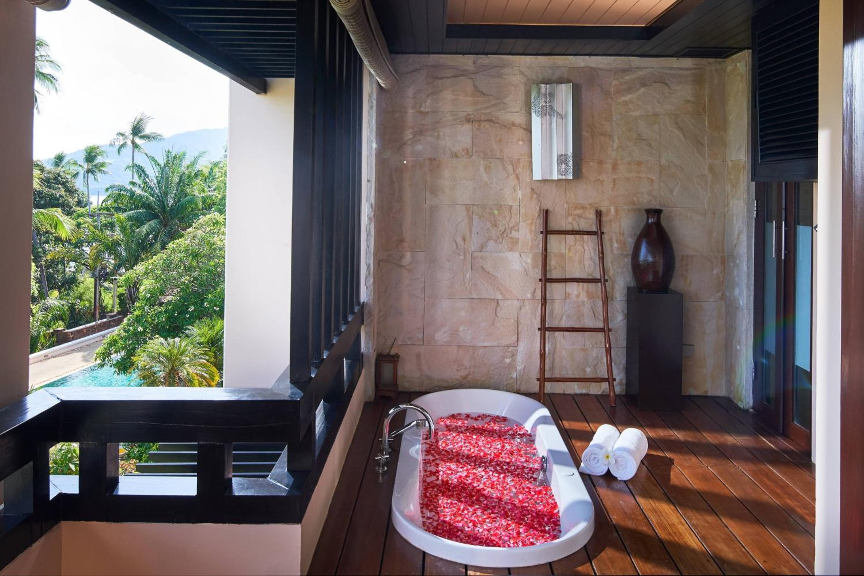 Deluxe Balcony, Guest room, 1 King Bed - Photo 5