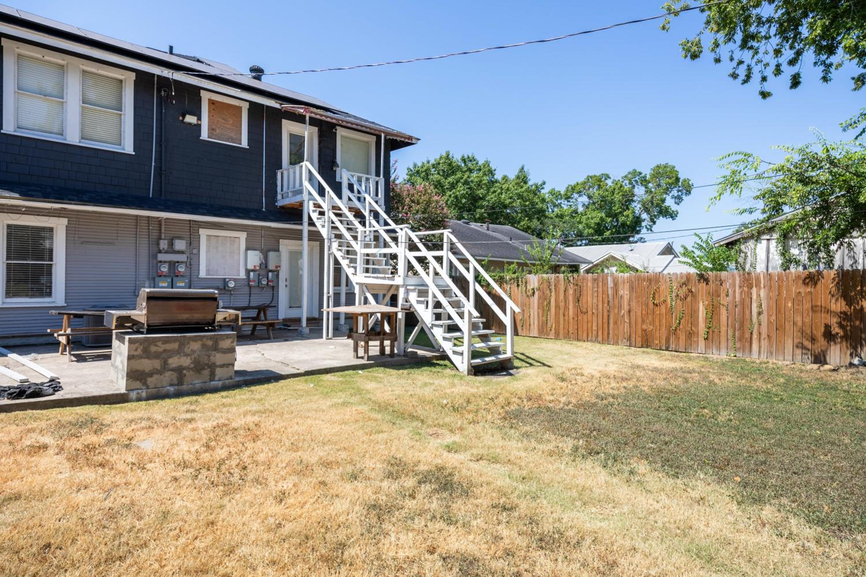 Four-Bedroom House - Photo 3