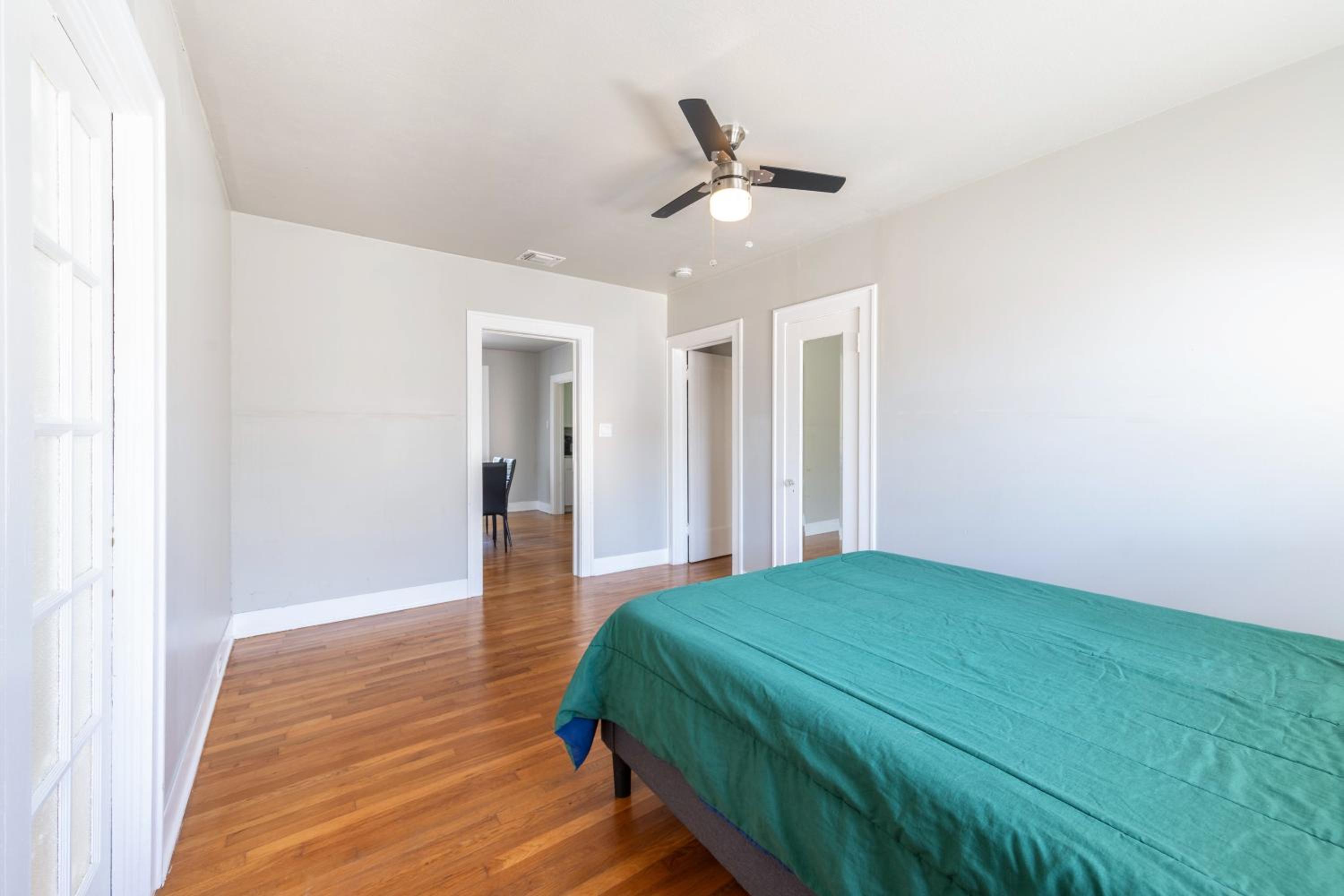 Four-Bedroom House - Photo 22
