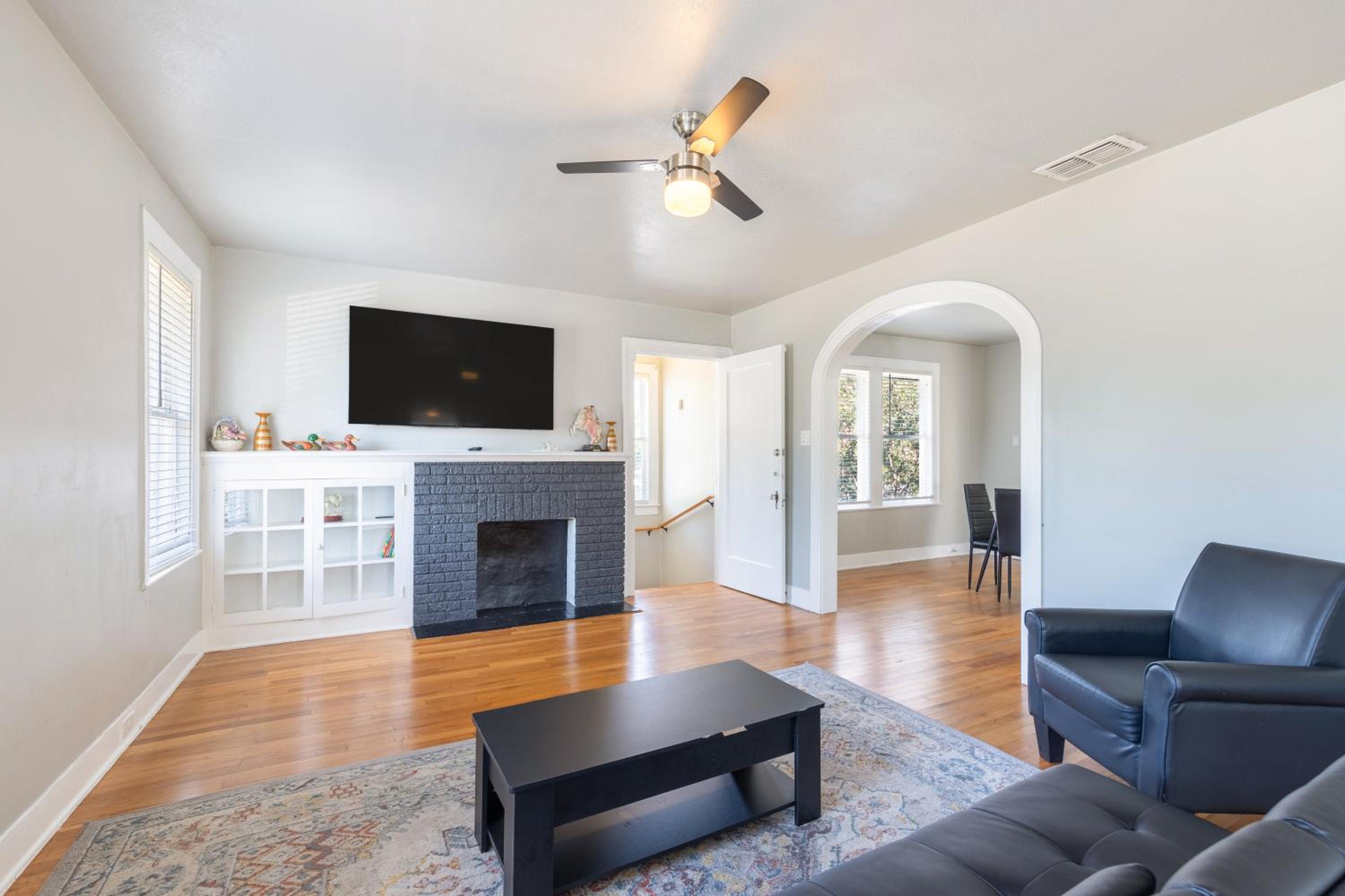 Four-Bedroom House - Photo 16