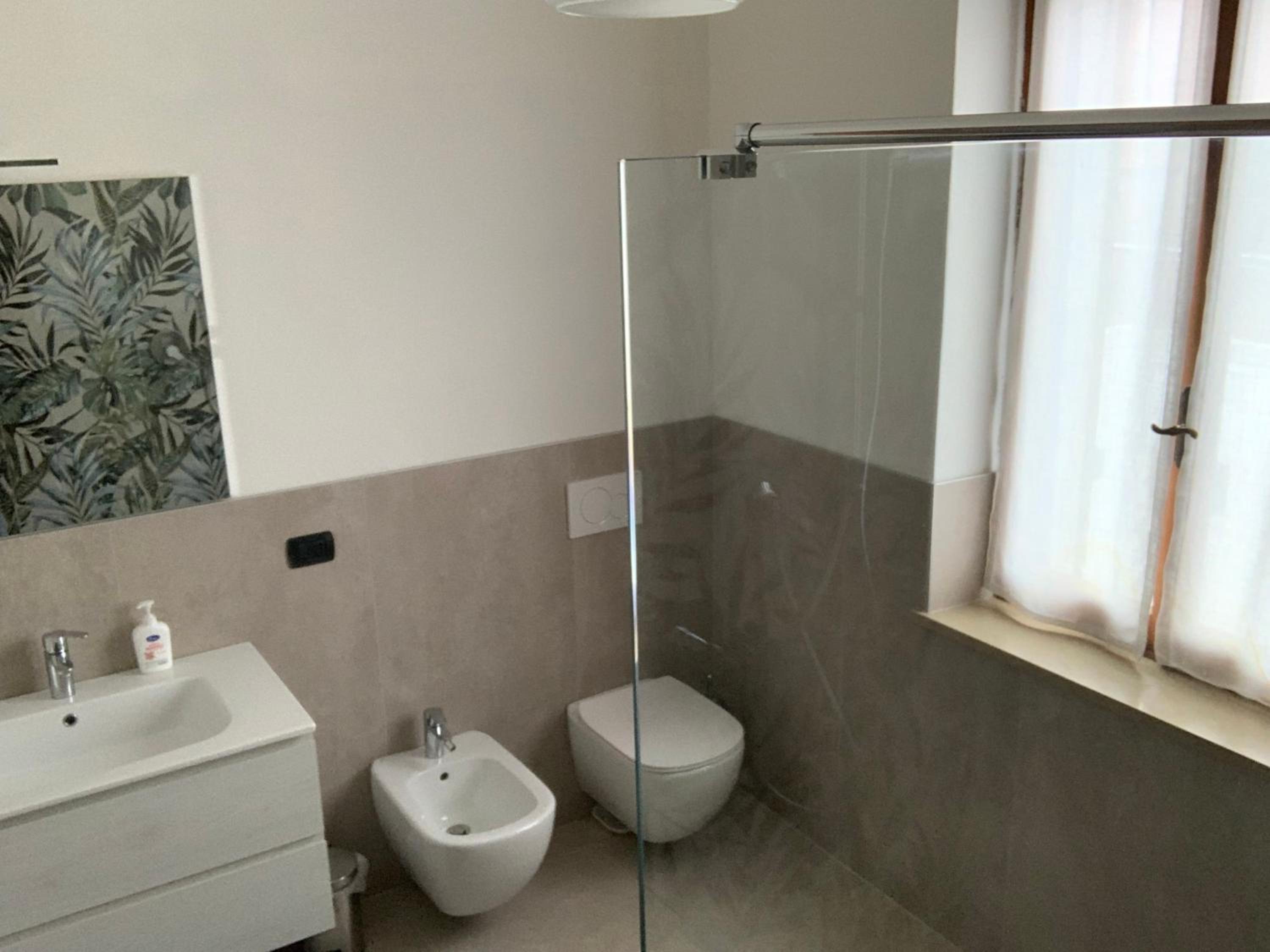 Double or Twin Room with Private Bathroom - Photo 7