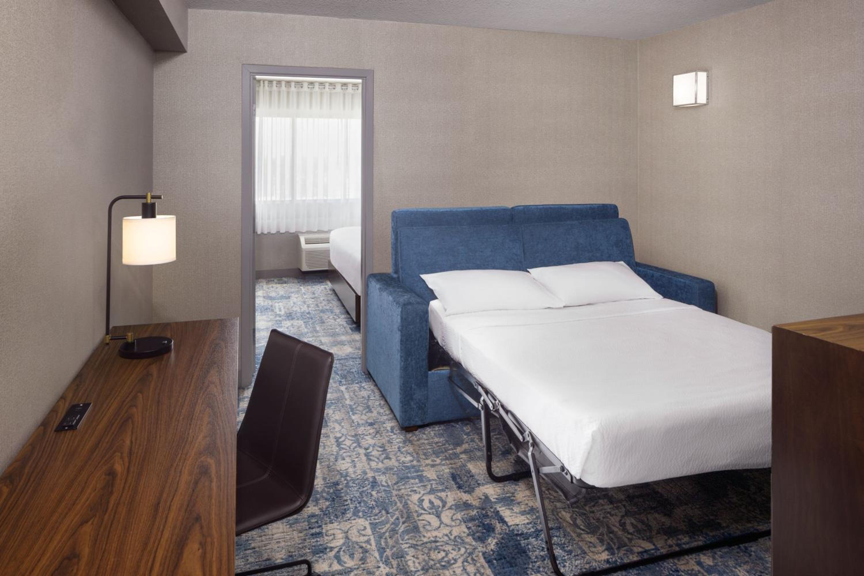 1 Bedroom Suite, 1 King, Sofa bed, High floor - Photo 4