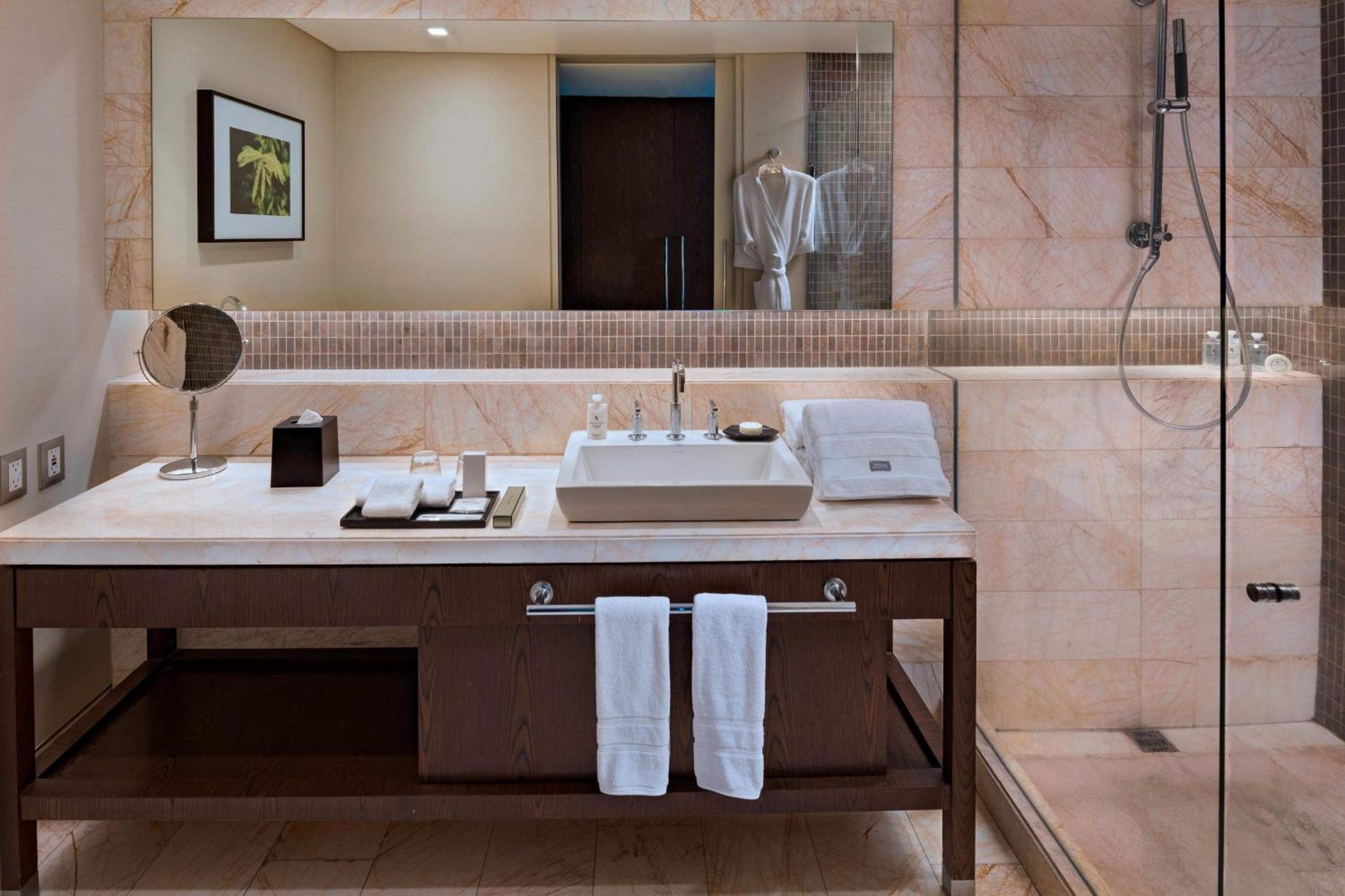 Deluxe King Room - Club Lounge Access - Photo 4