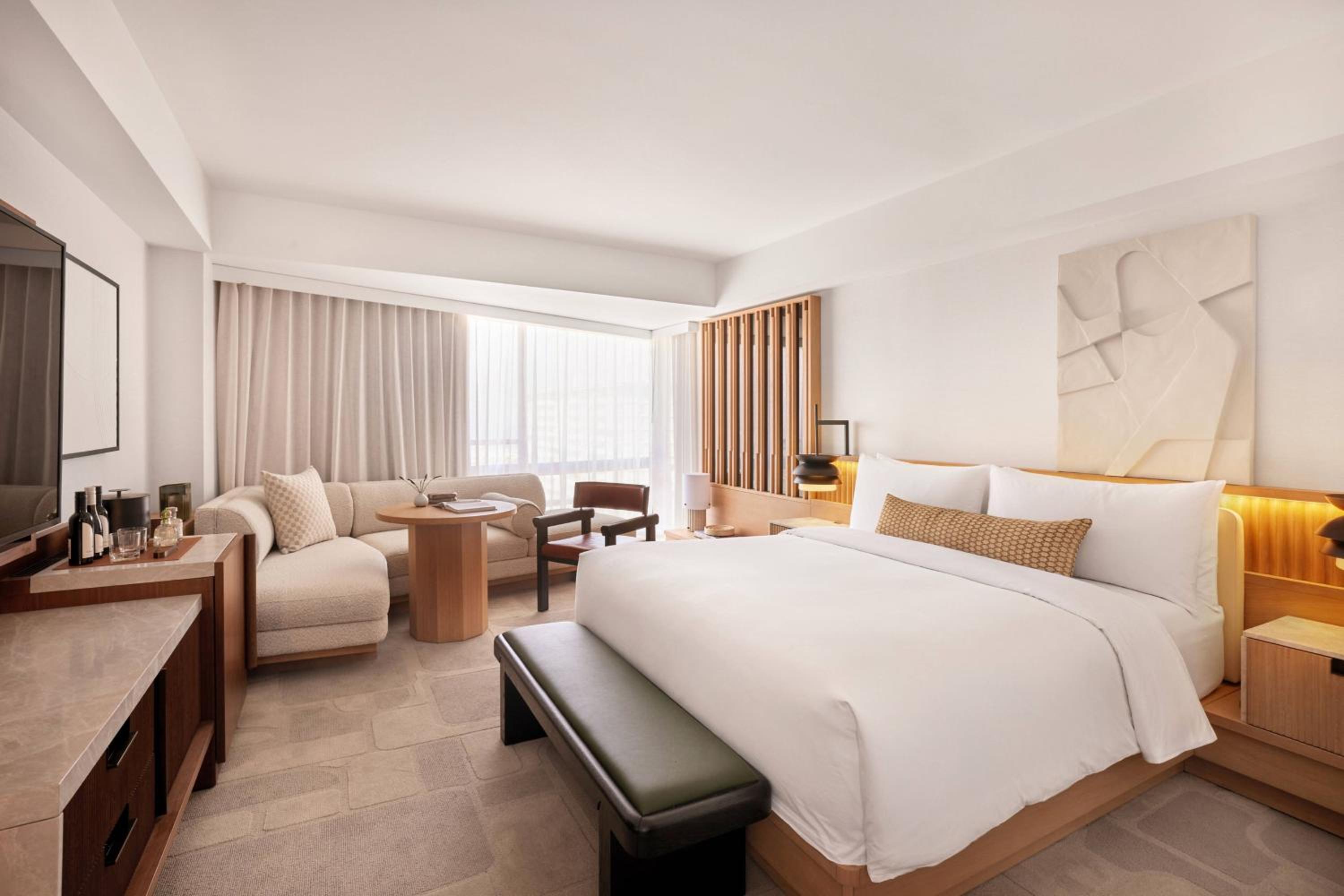 Premier King Room with Skyline View thumbnail 6