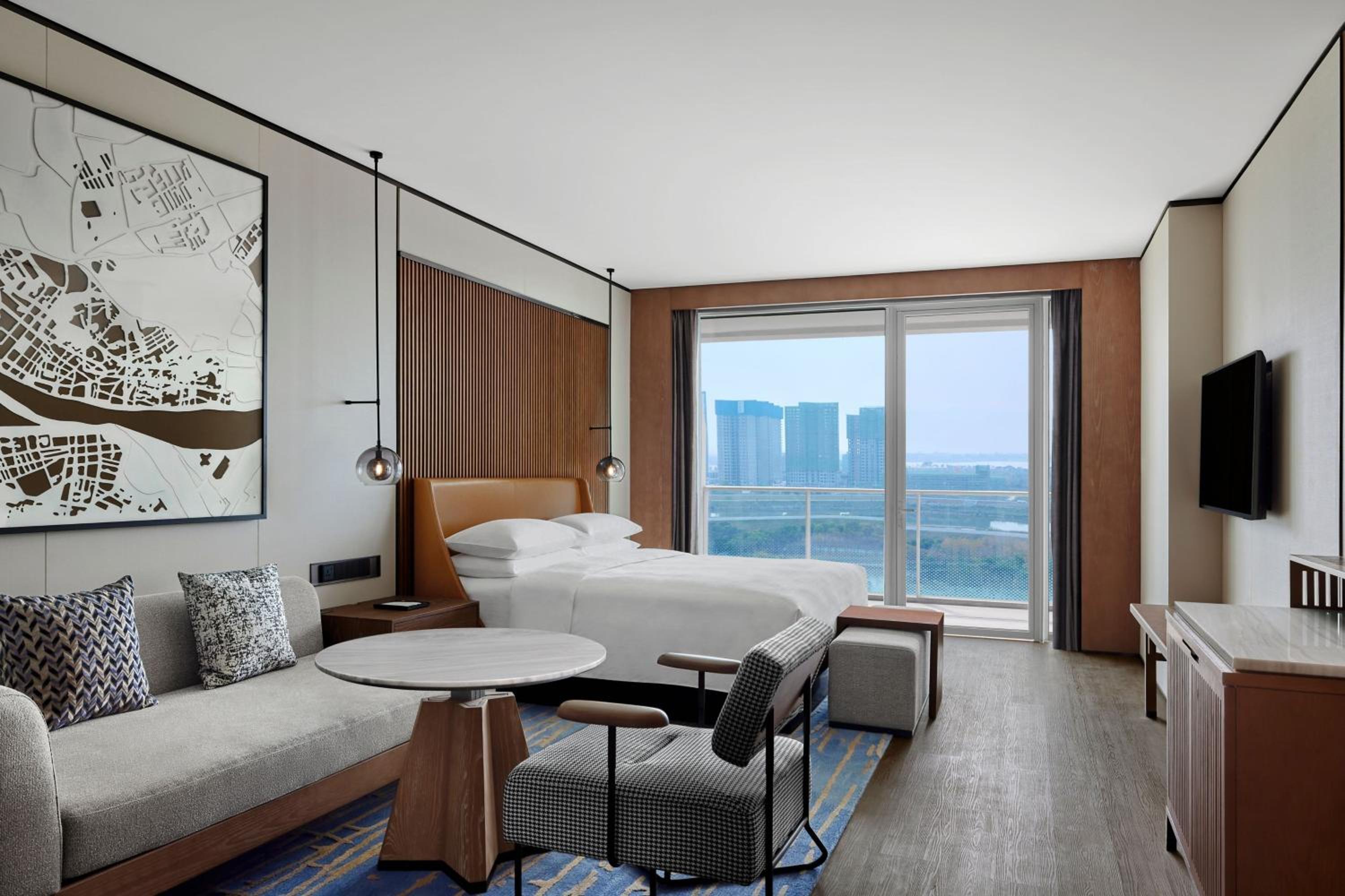 Deluxe King Room - Photo 5