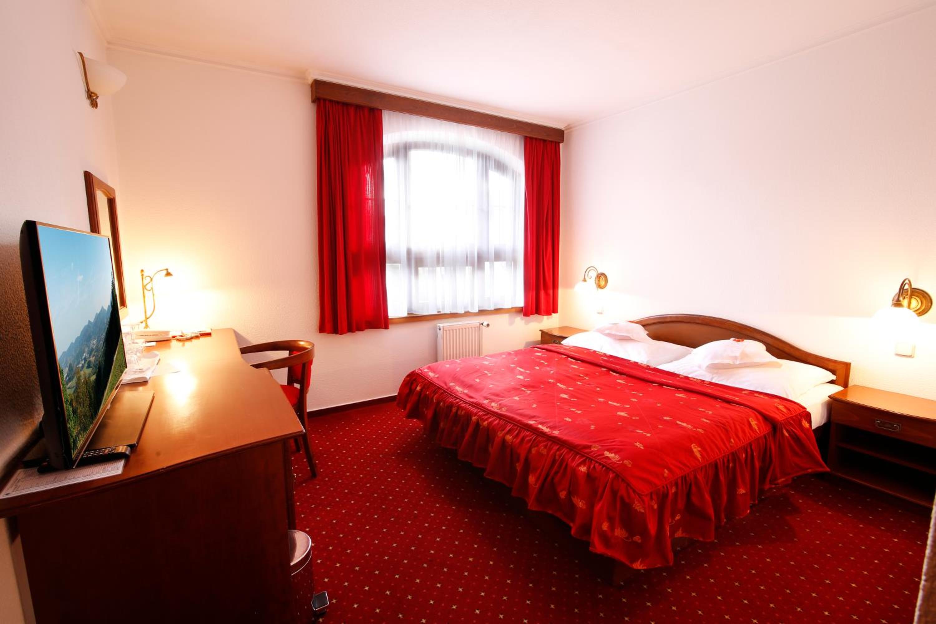 Large Double Room - Photo 1