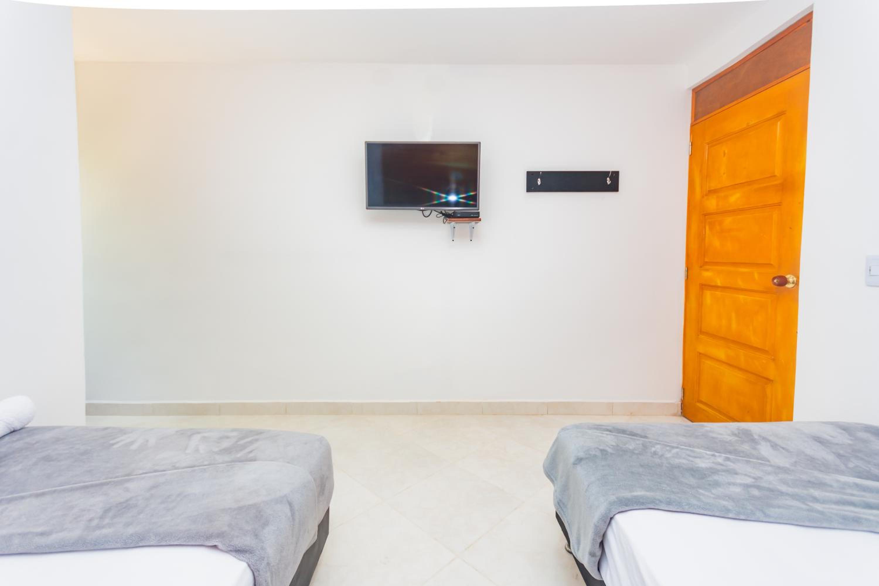 Standard Queen Room with Two Queen Beds photo 3