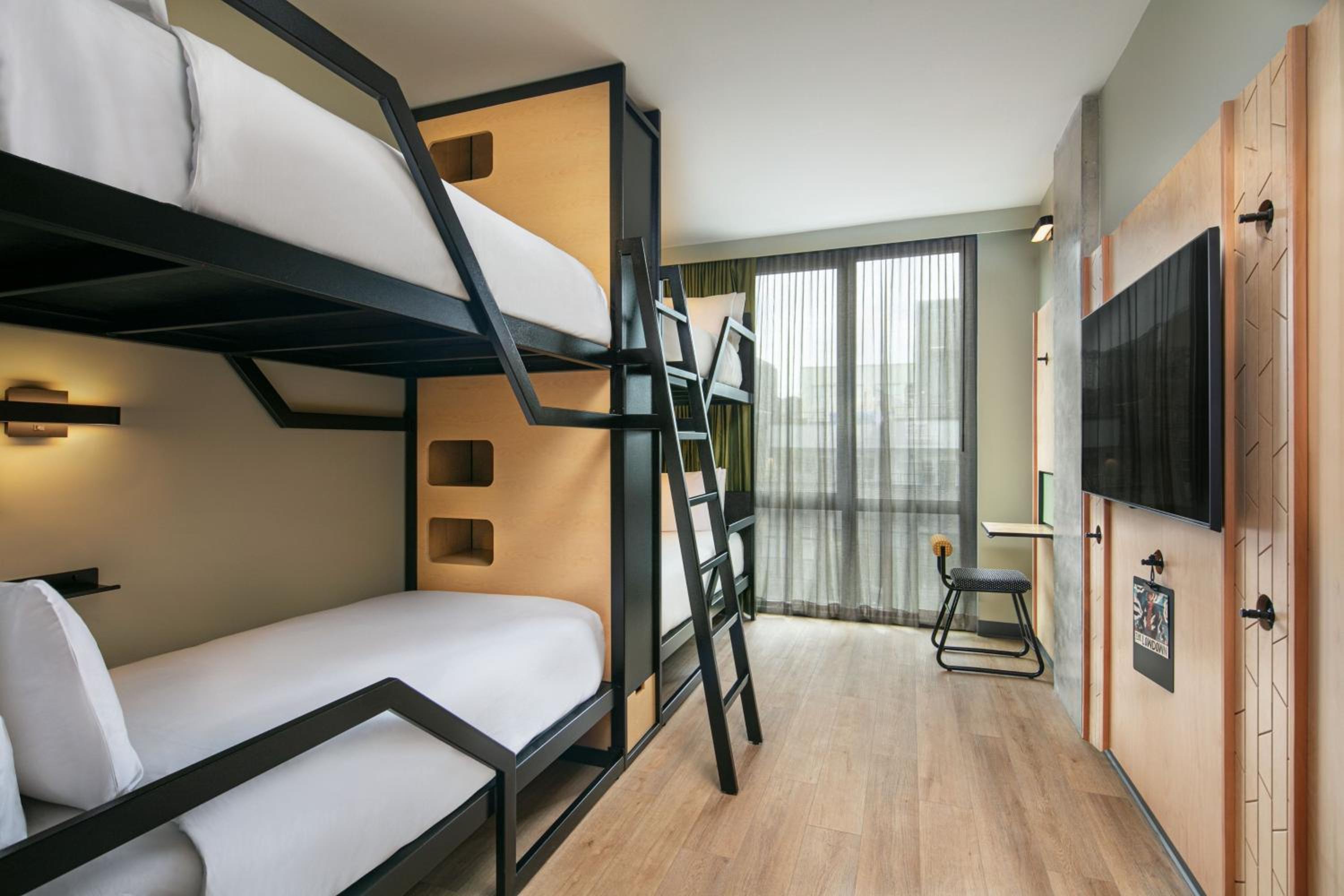 Room with One Set of Bunk Beds and City View - Photo 3