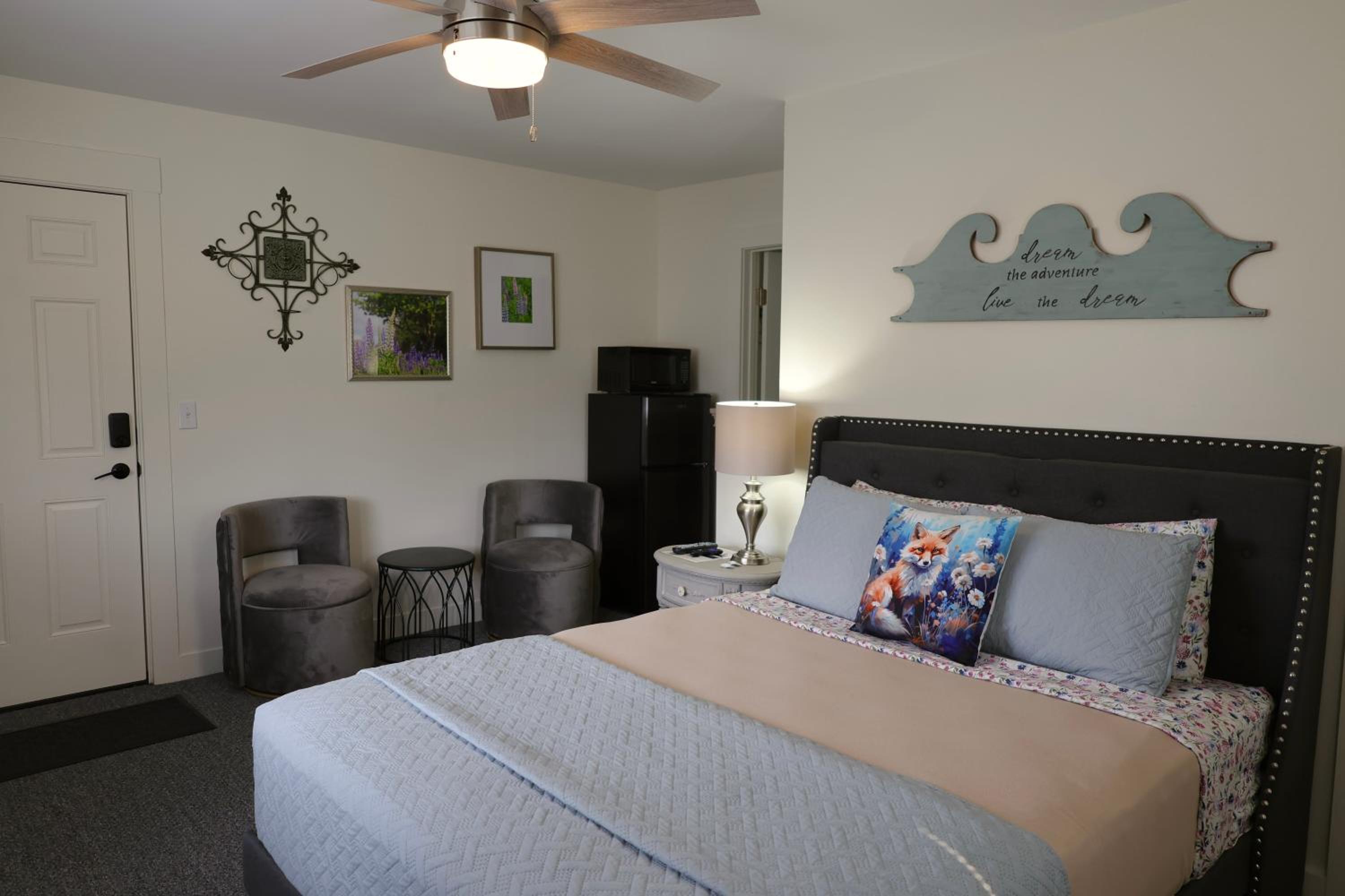 Deluxe Queen Suite photo 1