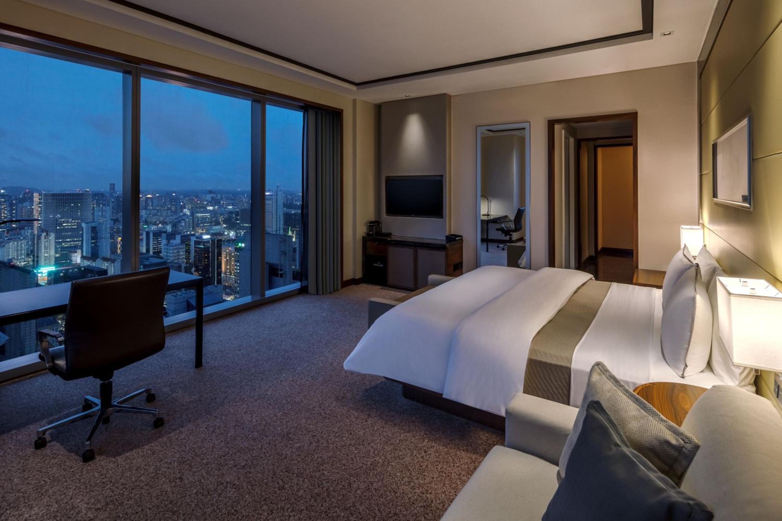 Grand Premier, King Bed, Large Room