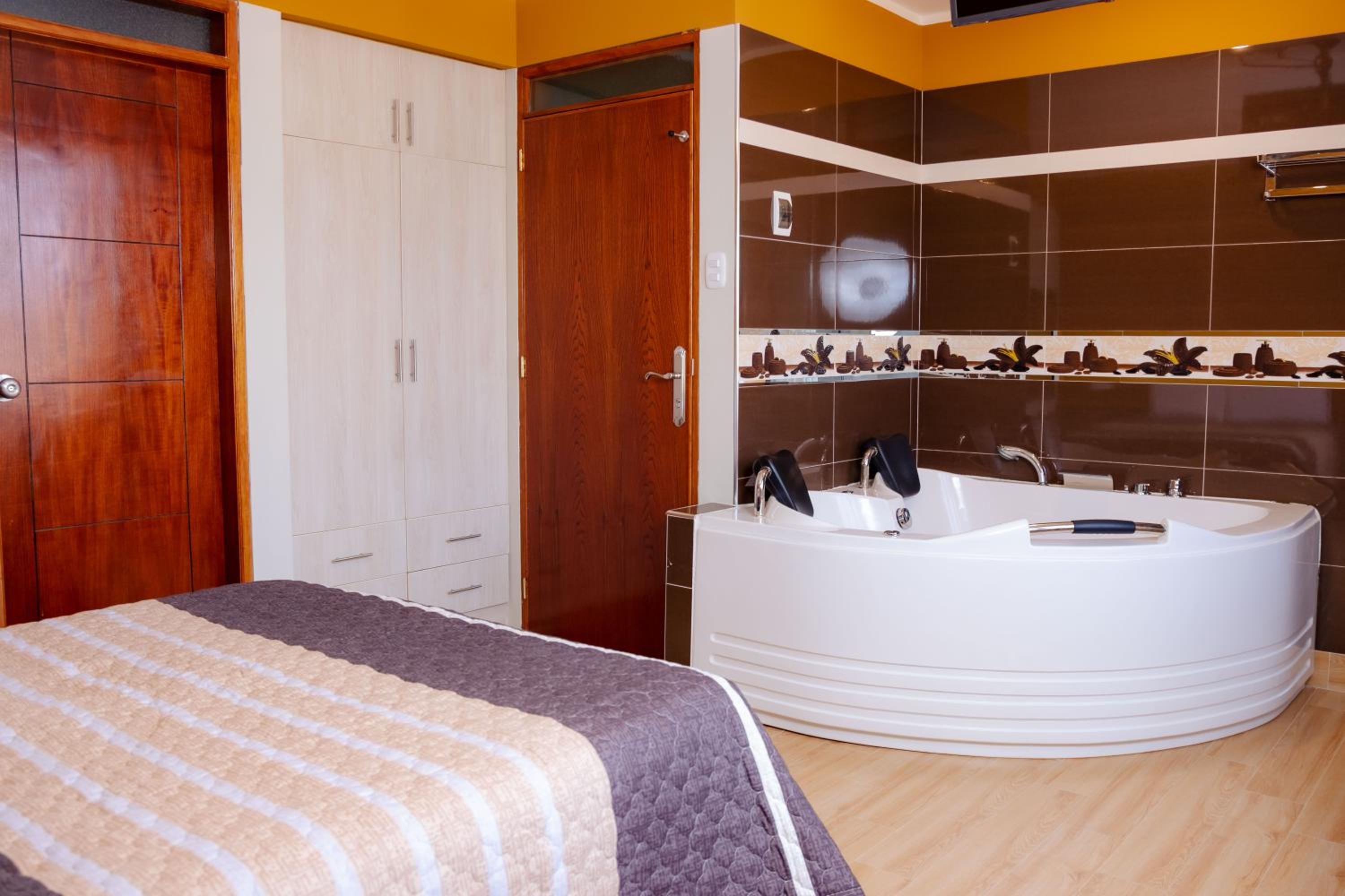 Suite with Hot Tub photo 2