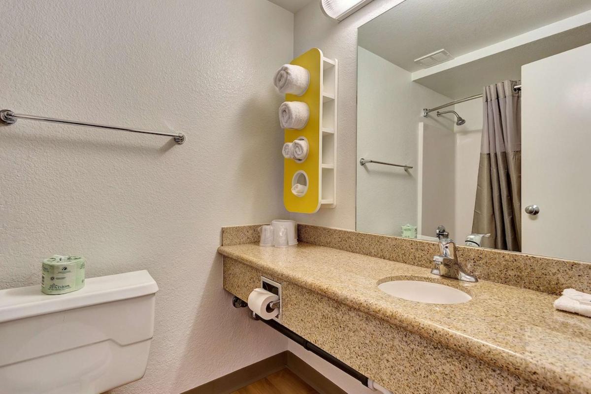 2 Queen Beds | Mini Fridge photo 2
