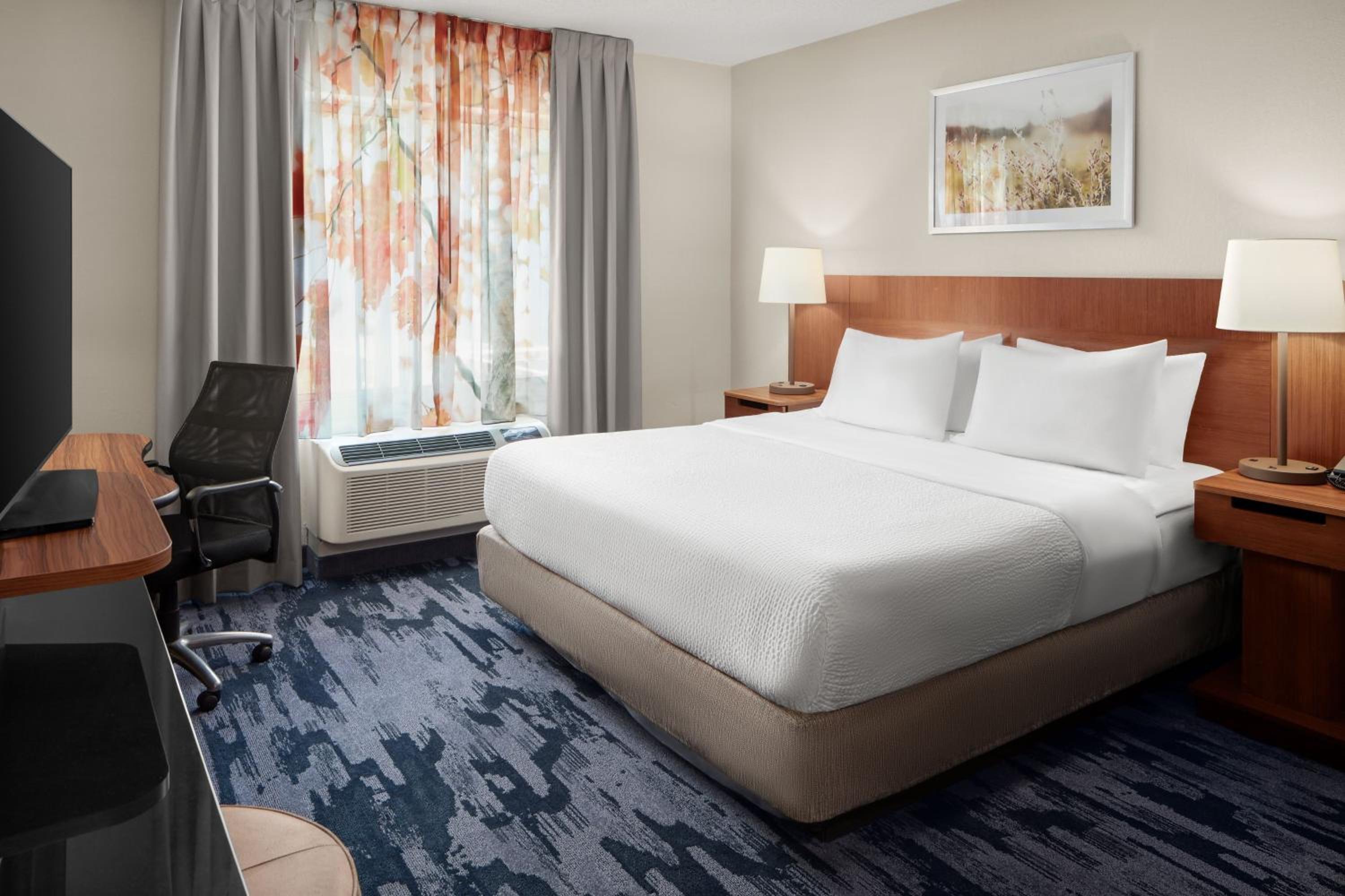 King Room with Roll-in Shower - Mobility and Hearing Accessible photo 3