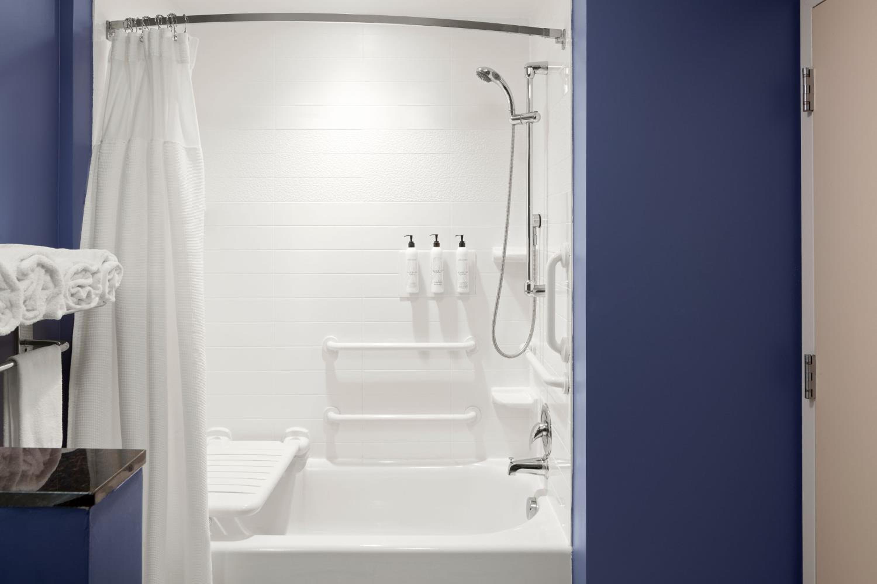 Queen Room with Two Queen Beds and Adapted Tub - Mobility and Hearing Accessible photo 3