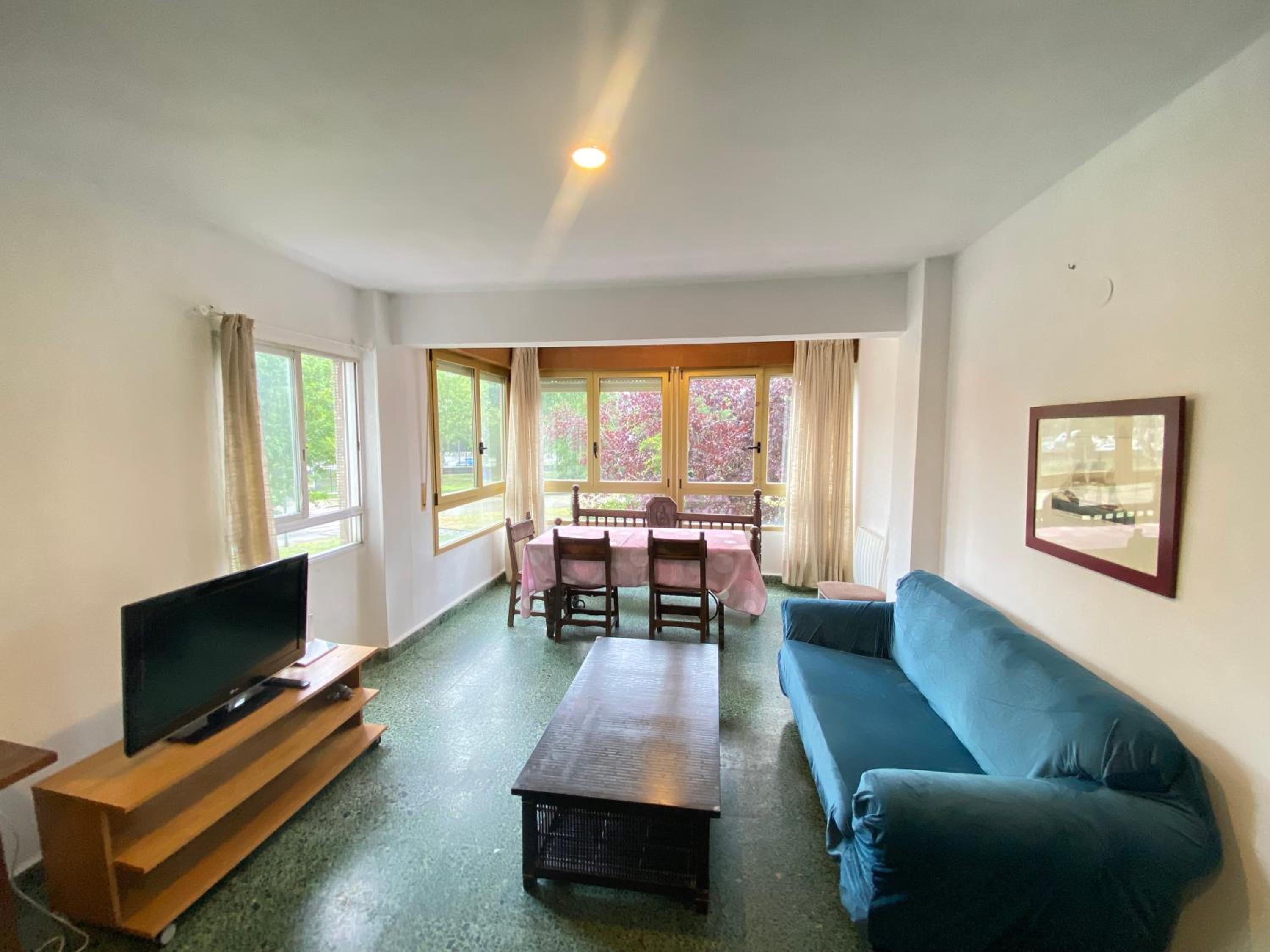 Apartamento de Dos Dormitorios con Vista al Jardín