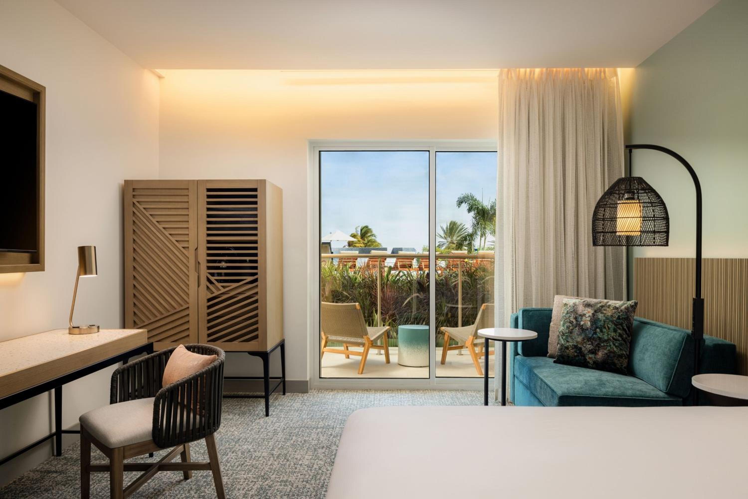Superior King Room with Balcony and Pool View - Photo 4