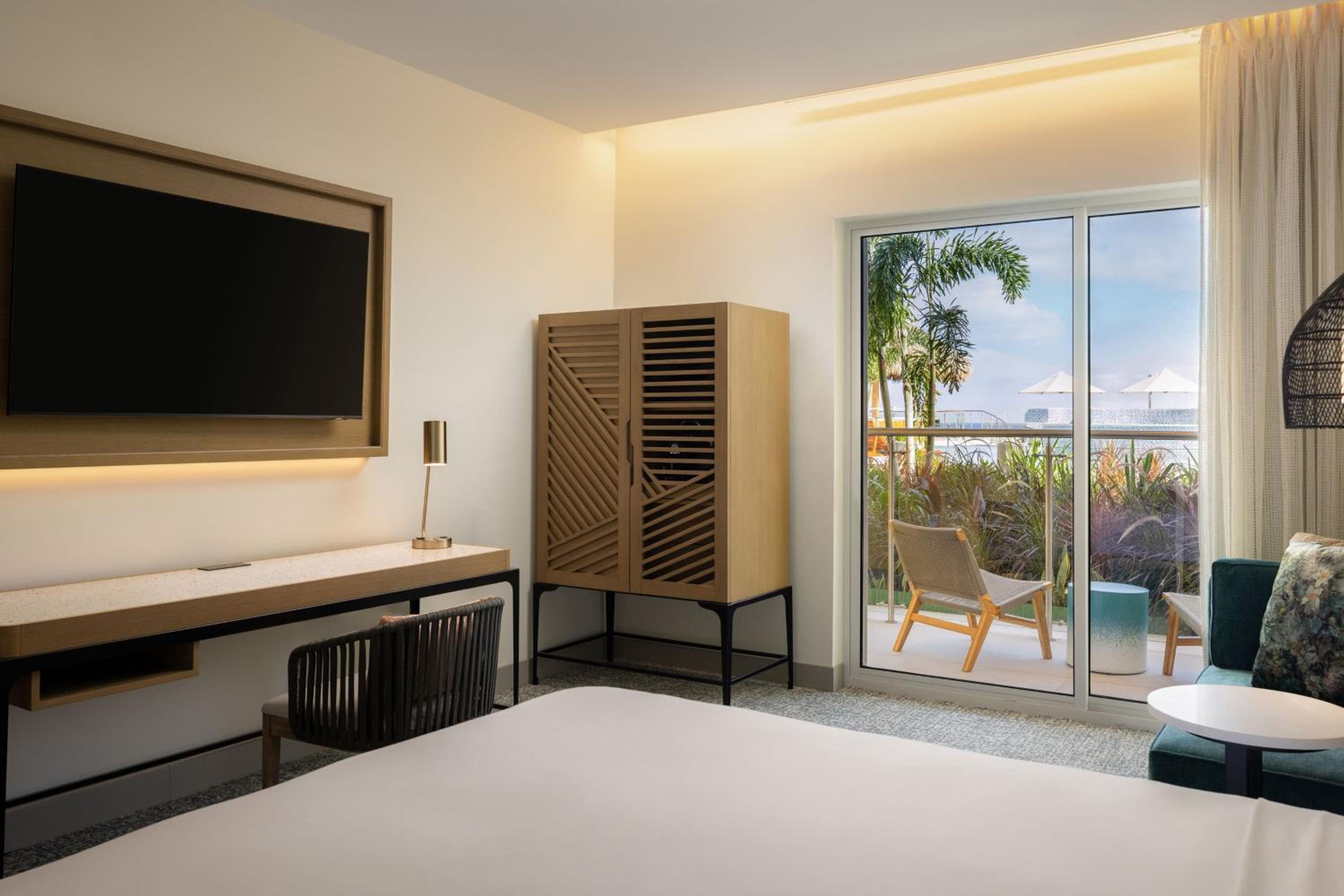 Superior King Room with Balcony and Pool View - Photo 8
