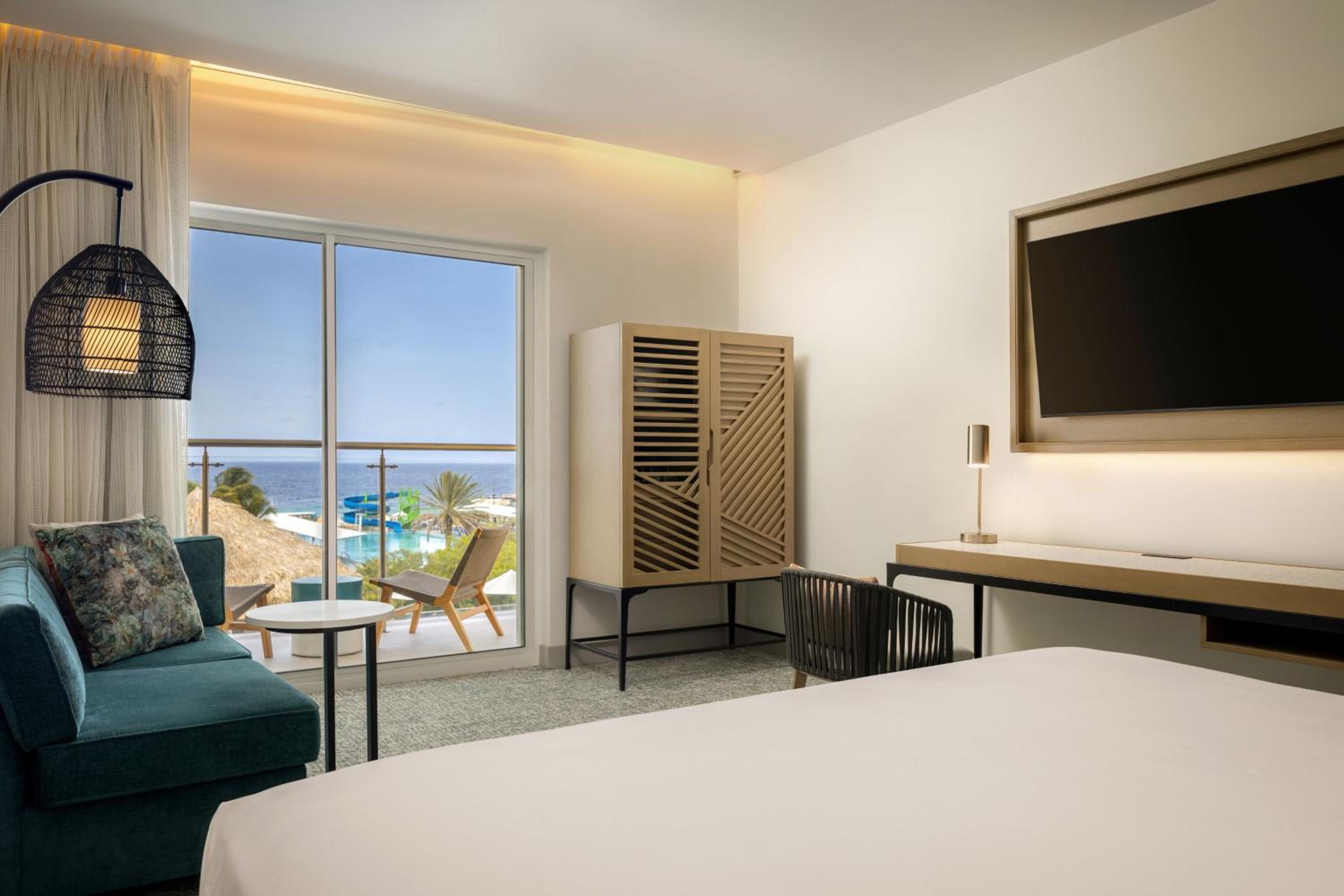 Superior King Room with Balcony and Ocean View - Photo 3