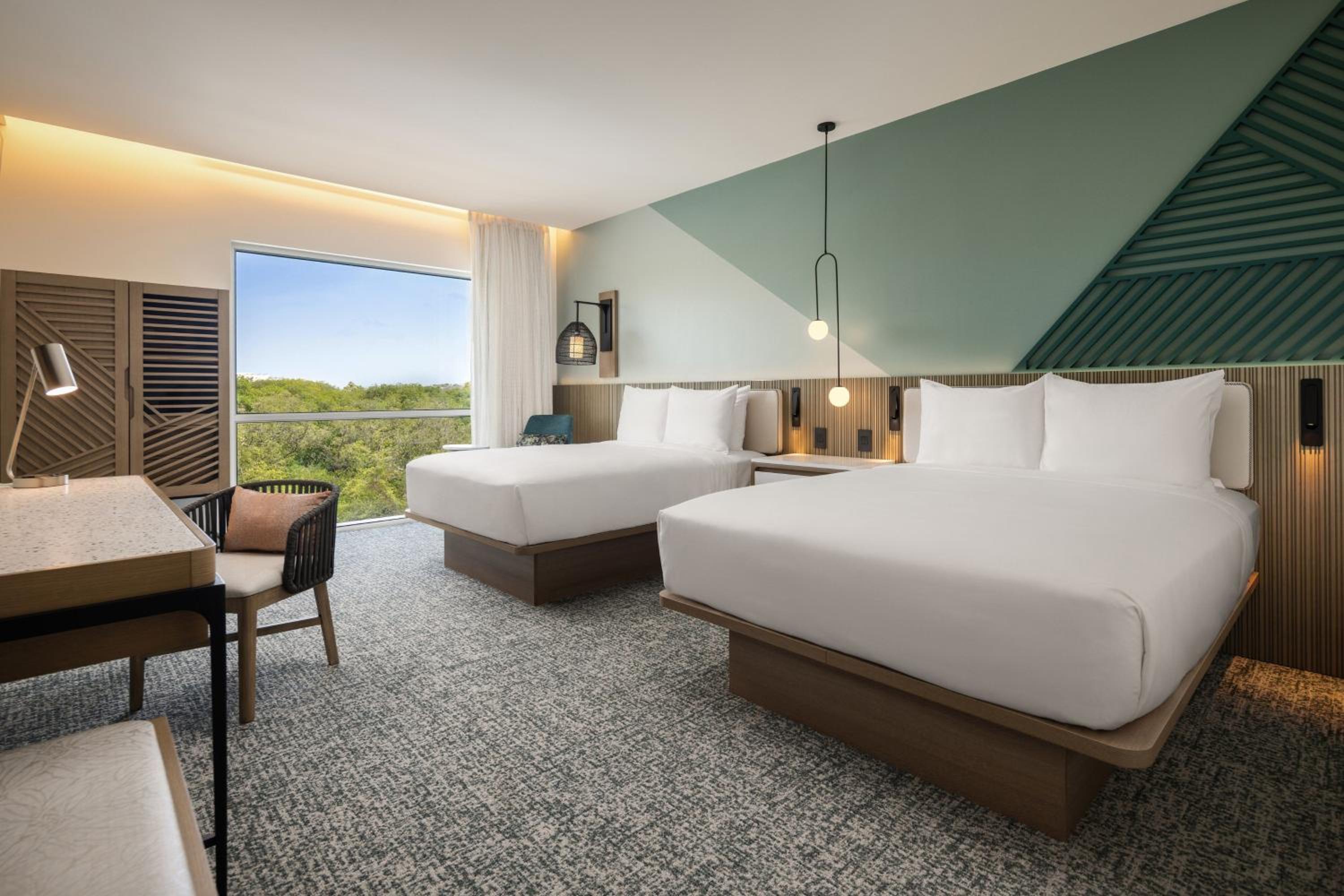 Queen Room with Two Queen Beds thumbnail 6