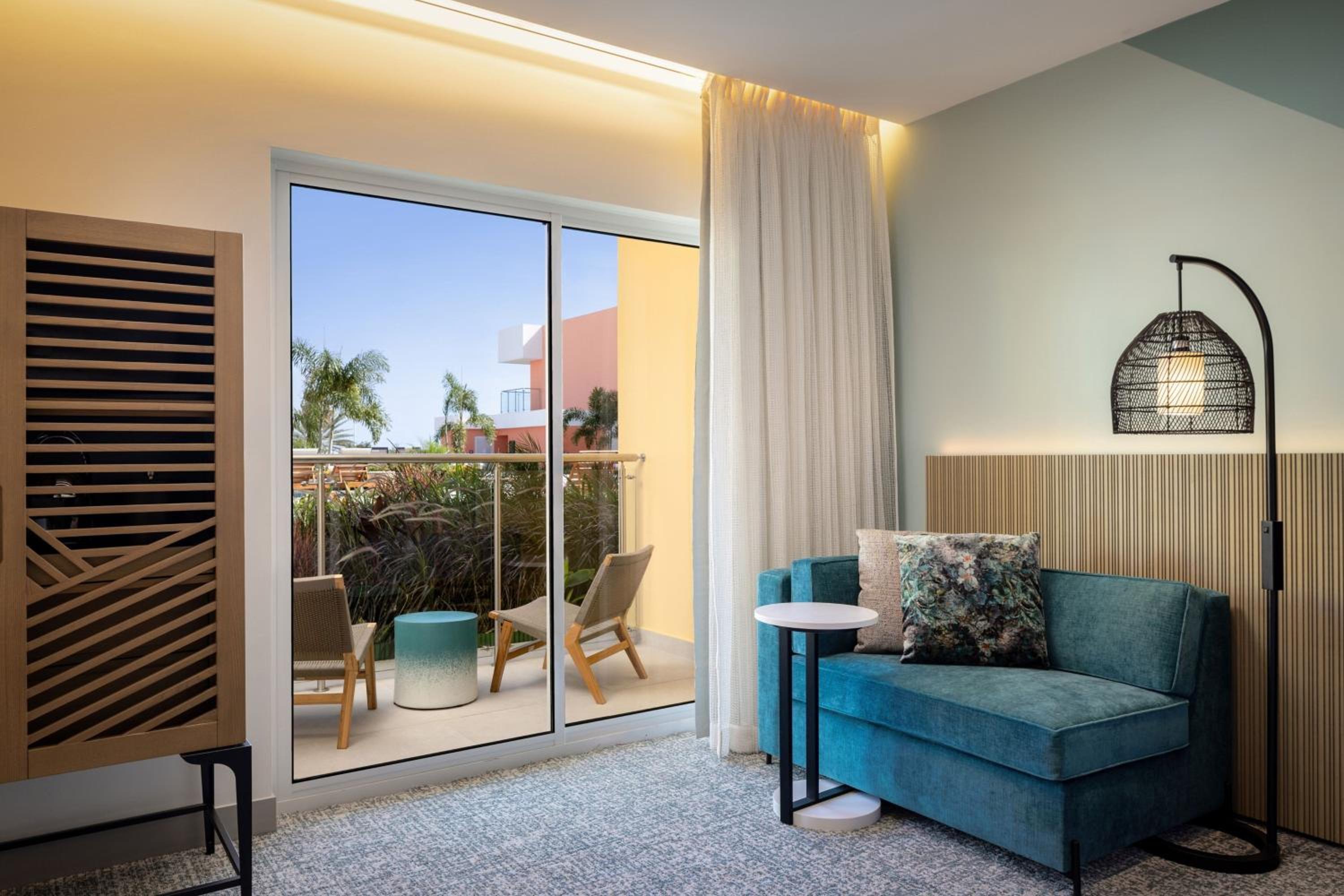 Superior King Room with Balcony and Pool View - Photo 5