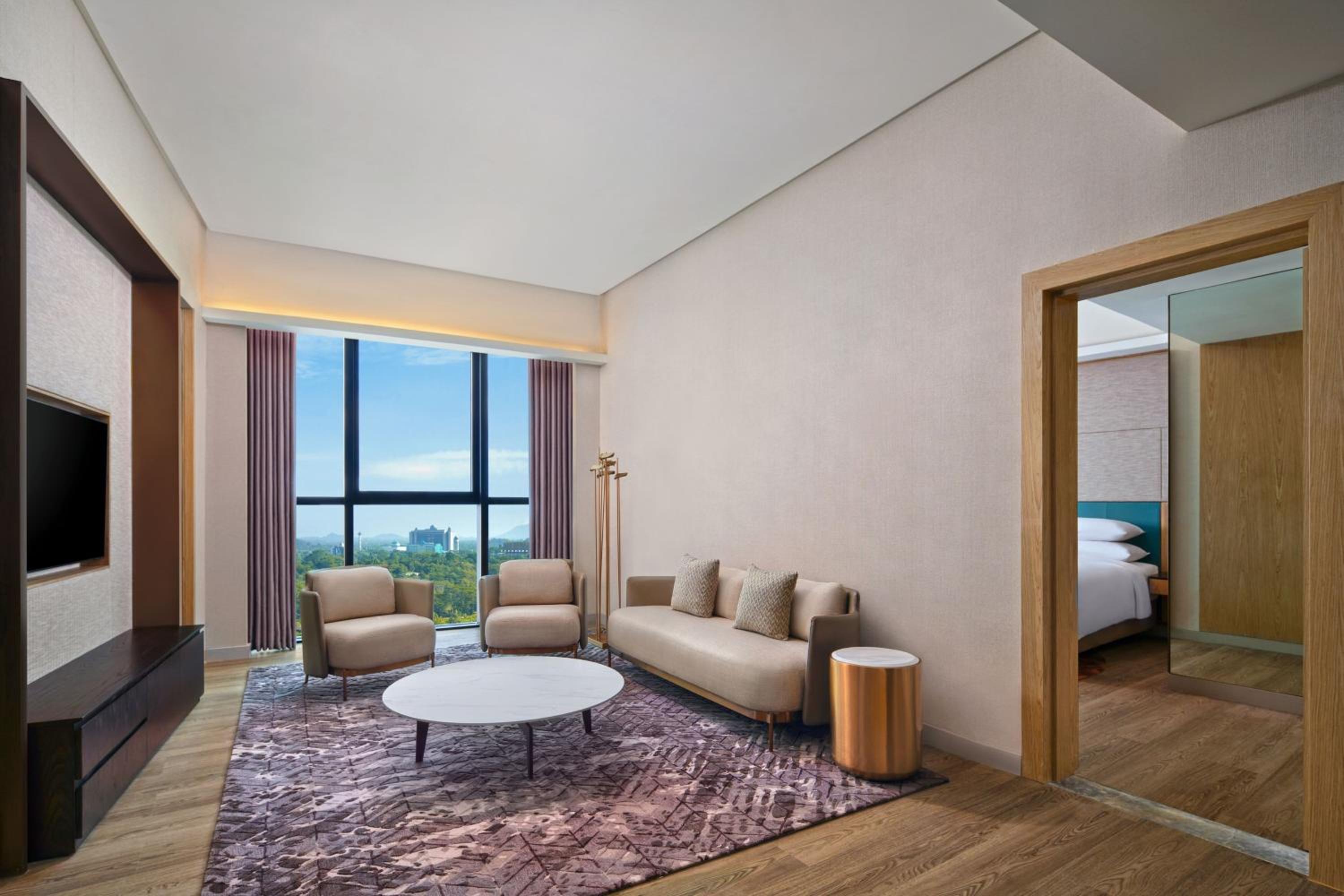 Executive Suite - Photo 3