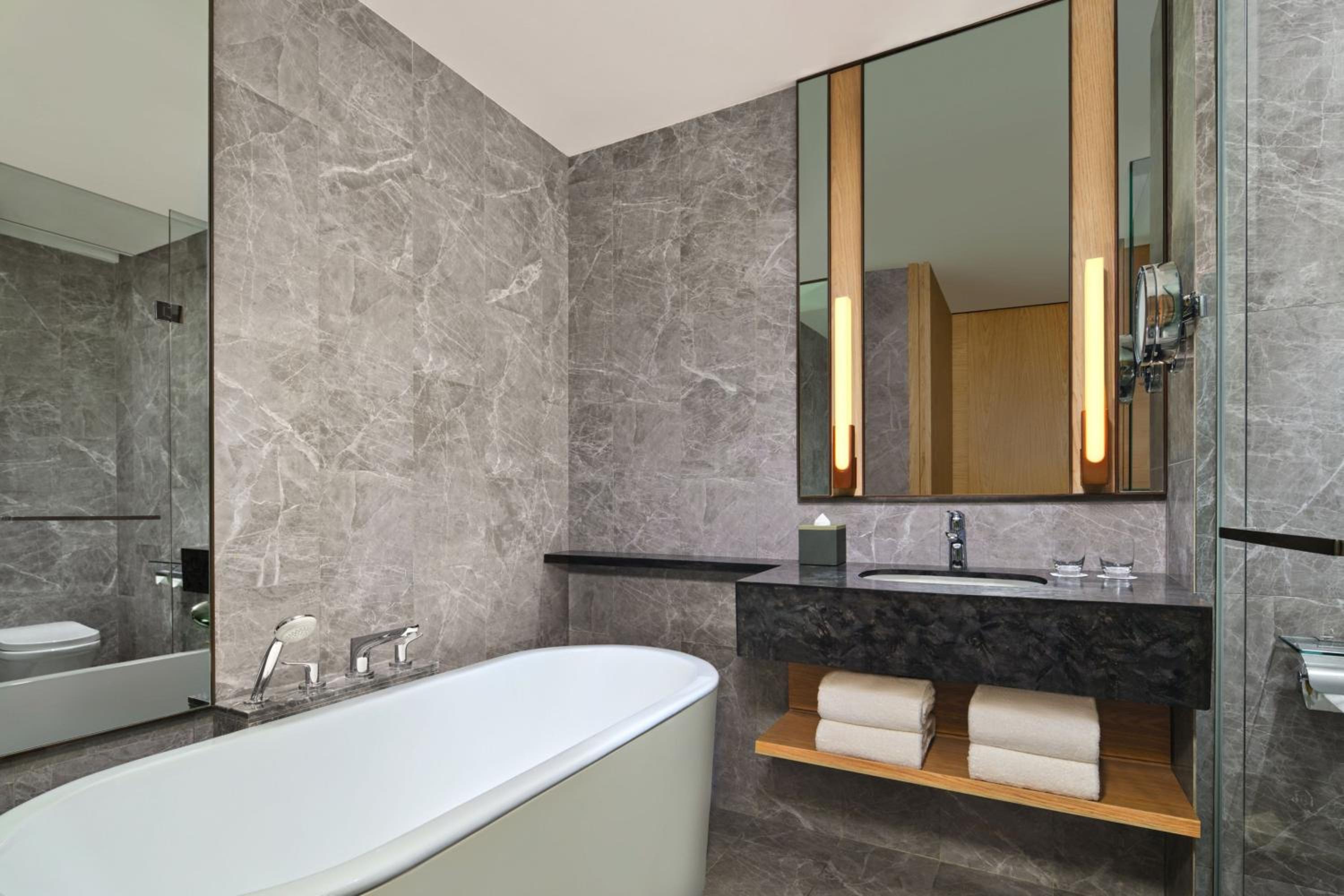 Deluxe King Room  - Photo 7