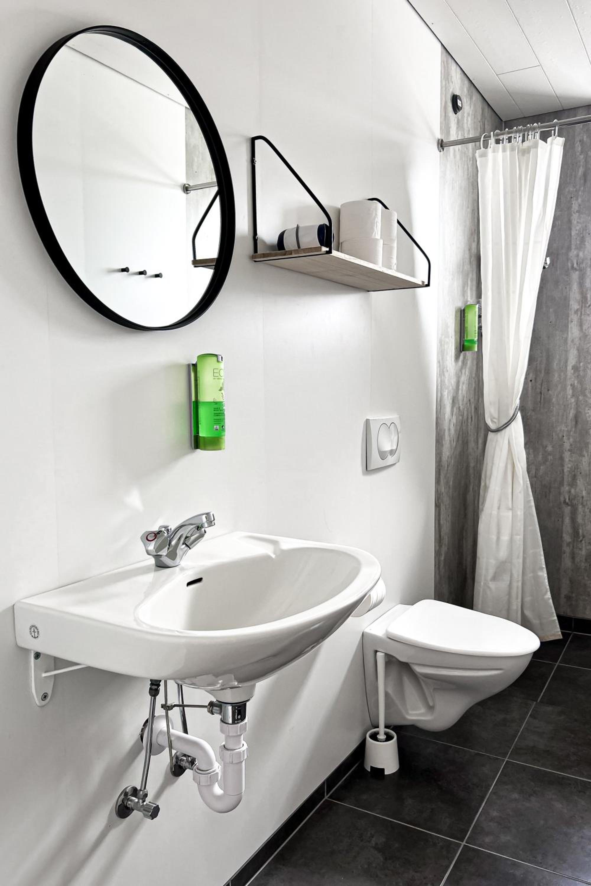 Economy Double or Twin Room with Shared Bathroom photo 2