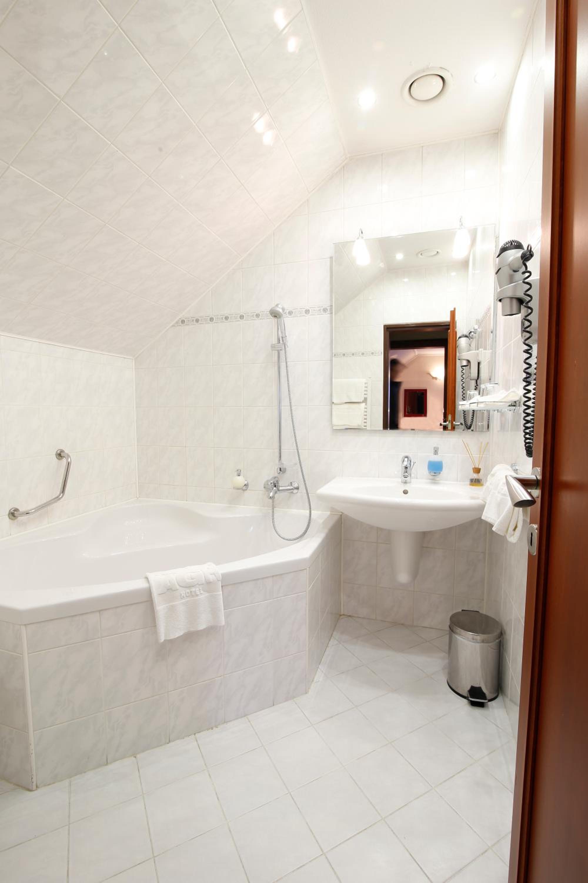 Large Double Room - Photo 7