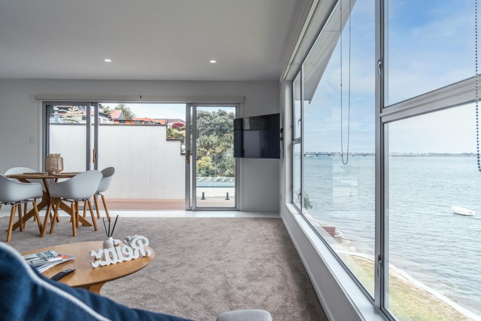 One-Bedroom Apartment with Balcony and Water View photo 2