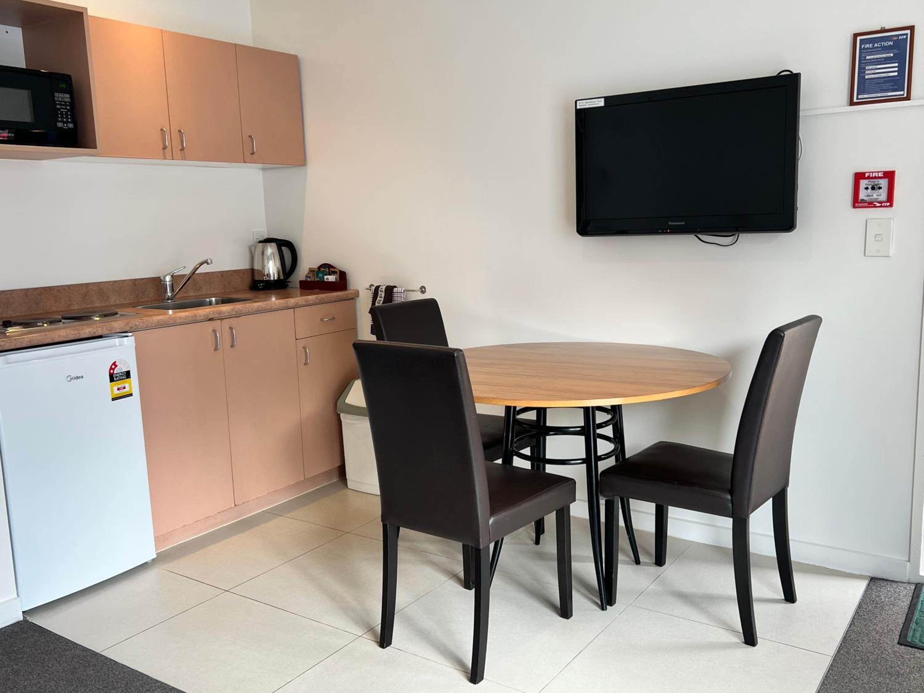 Superior One-Bedroom Apartment with Full Kitchen - Photo 5
