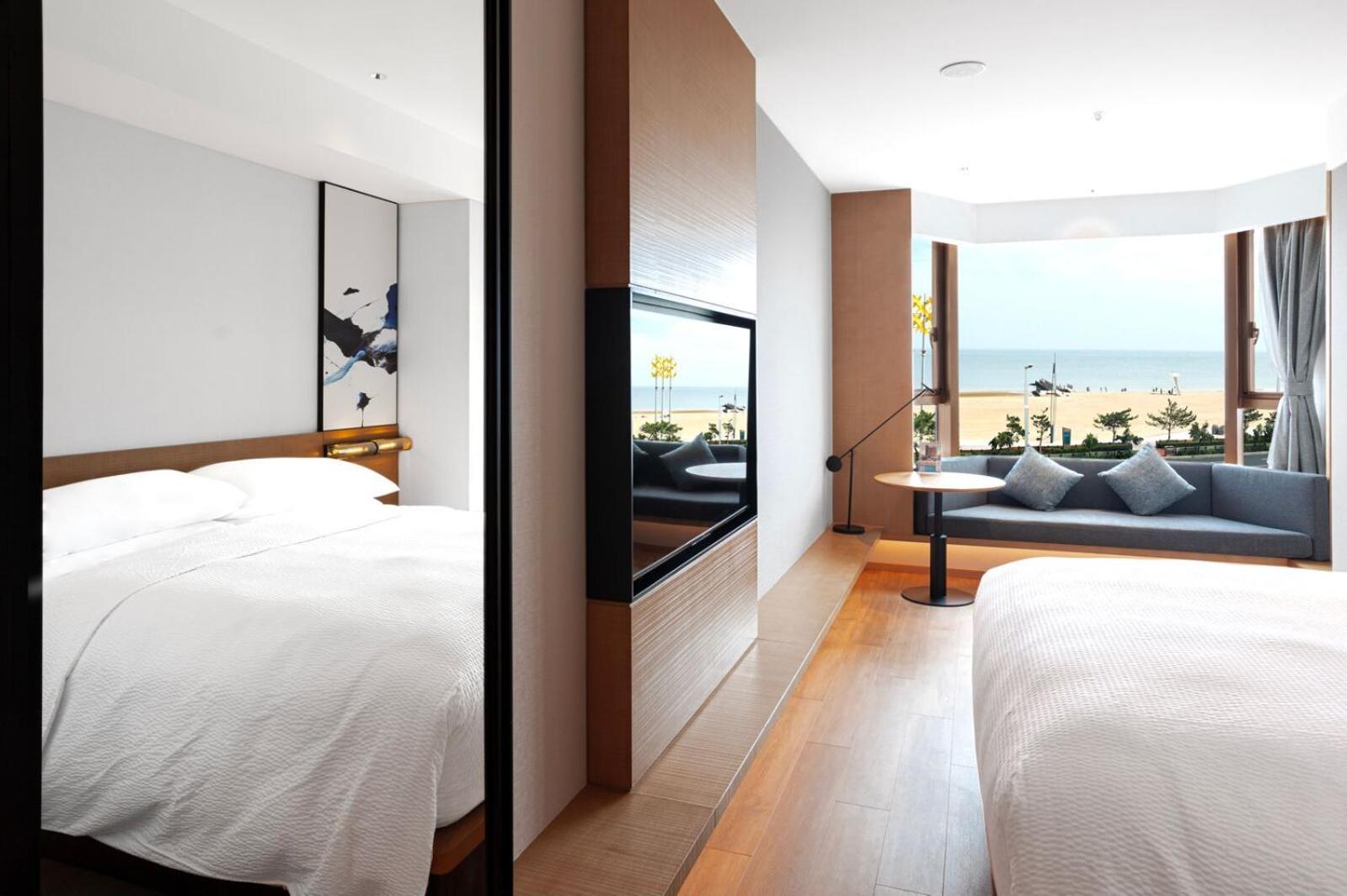 Superior King Room with Ocean View photo 2