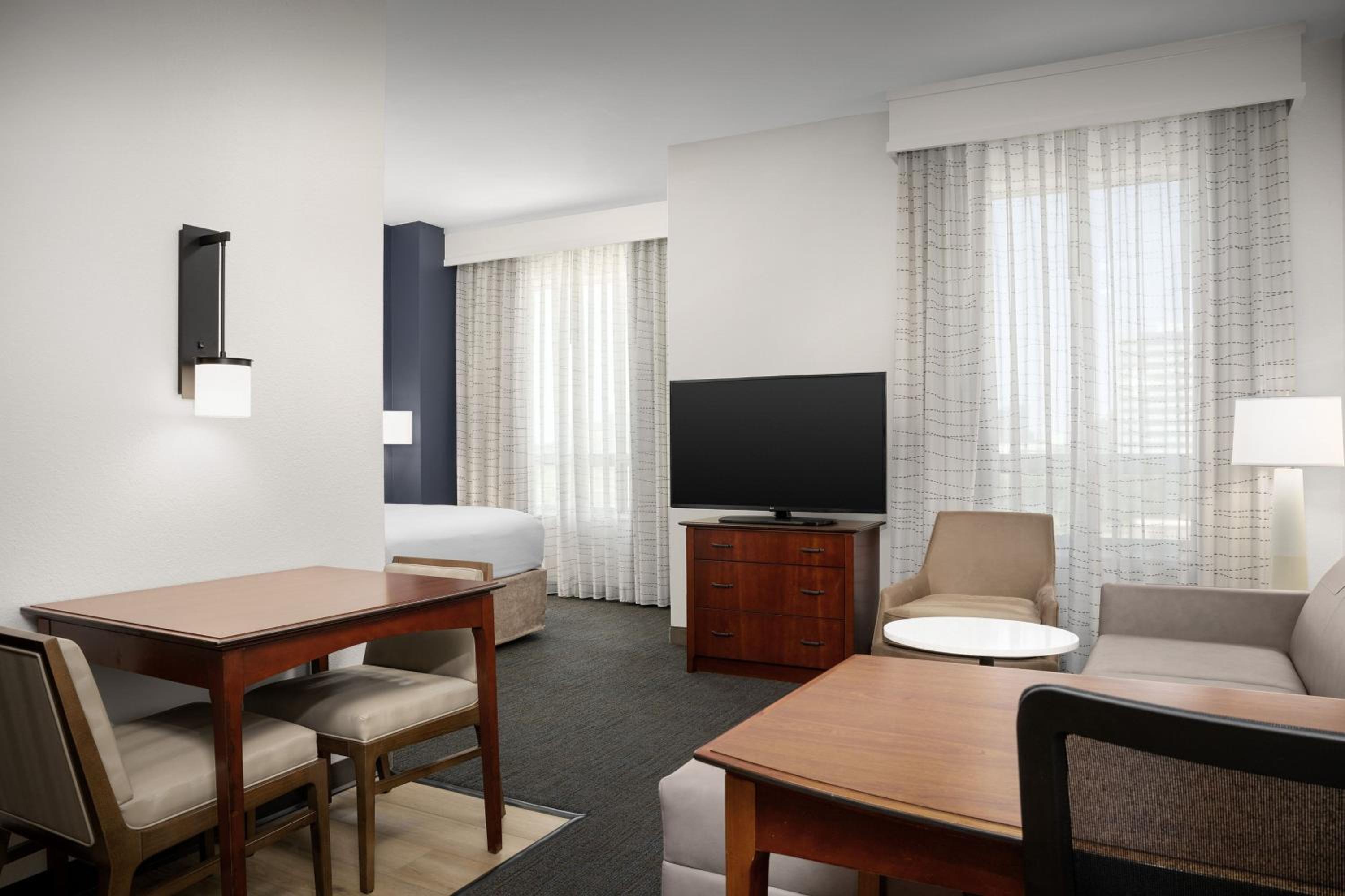 Queen Studio with Sofa Bed - Photo 6