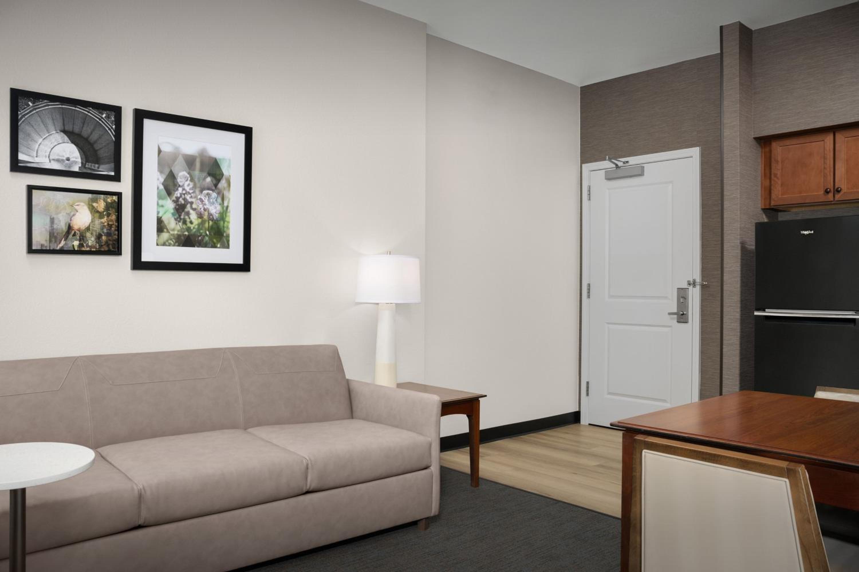 Queen Studio with Sofa Bed - Photo 8