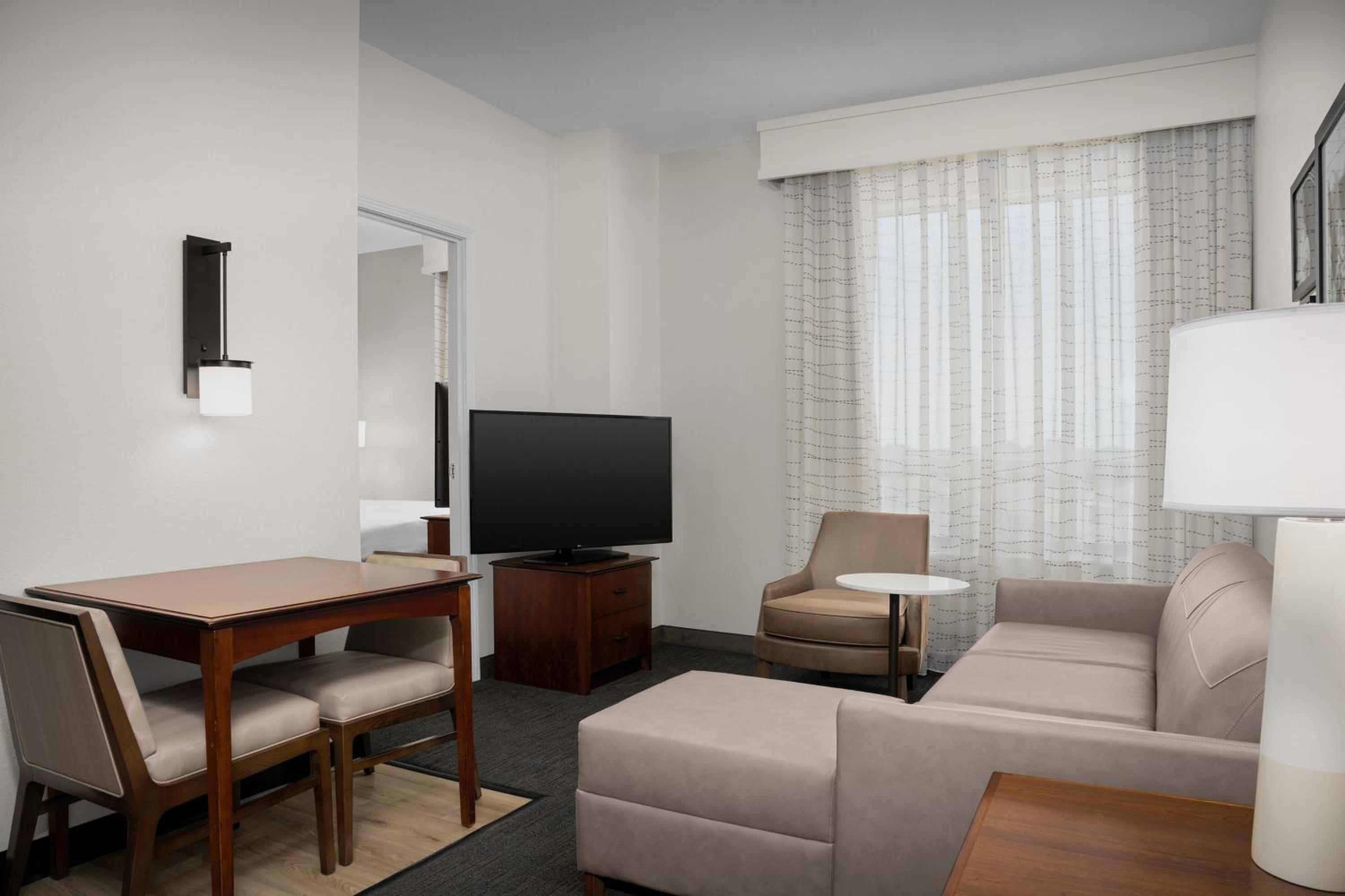 One-Bedroom Queen Suite - Photo 2