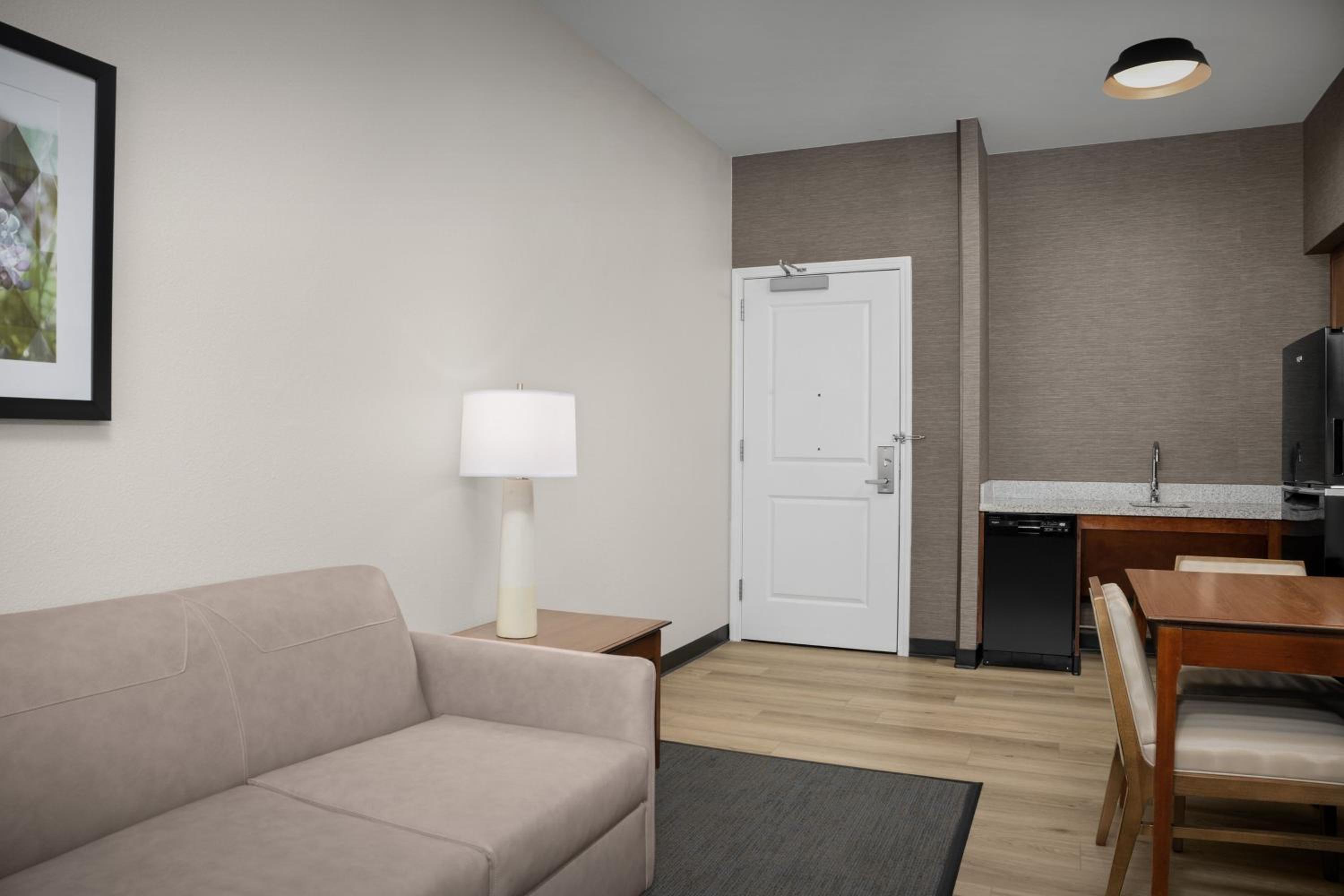 One-Bedroom Queen Suite - Photo 9