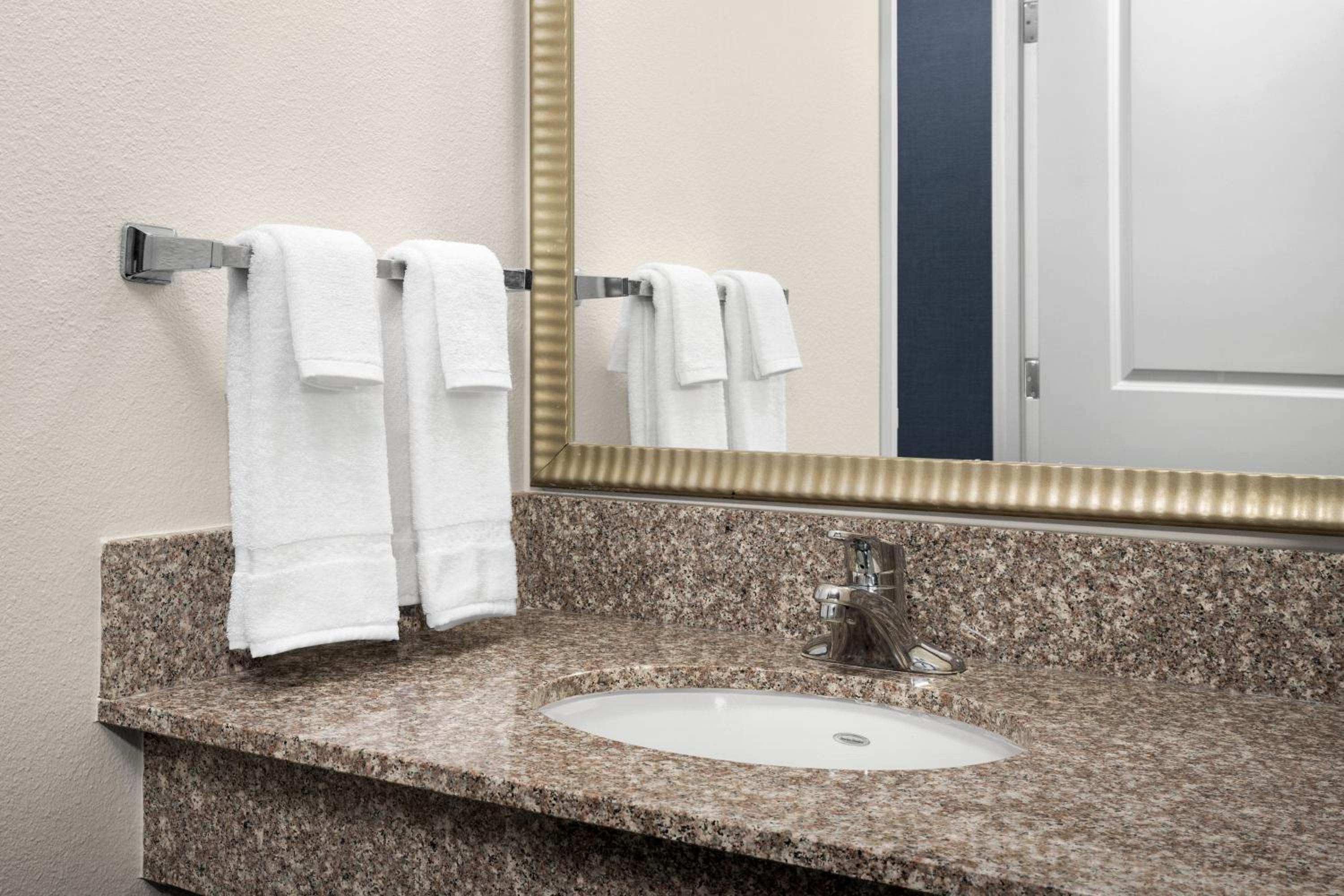 One-Bedroom Queen Suite - Photo 6