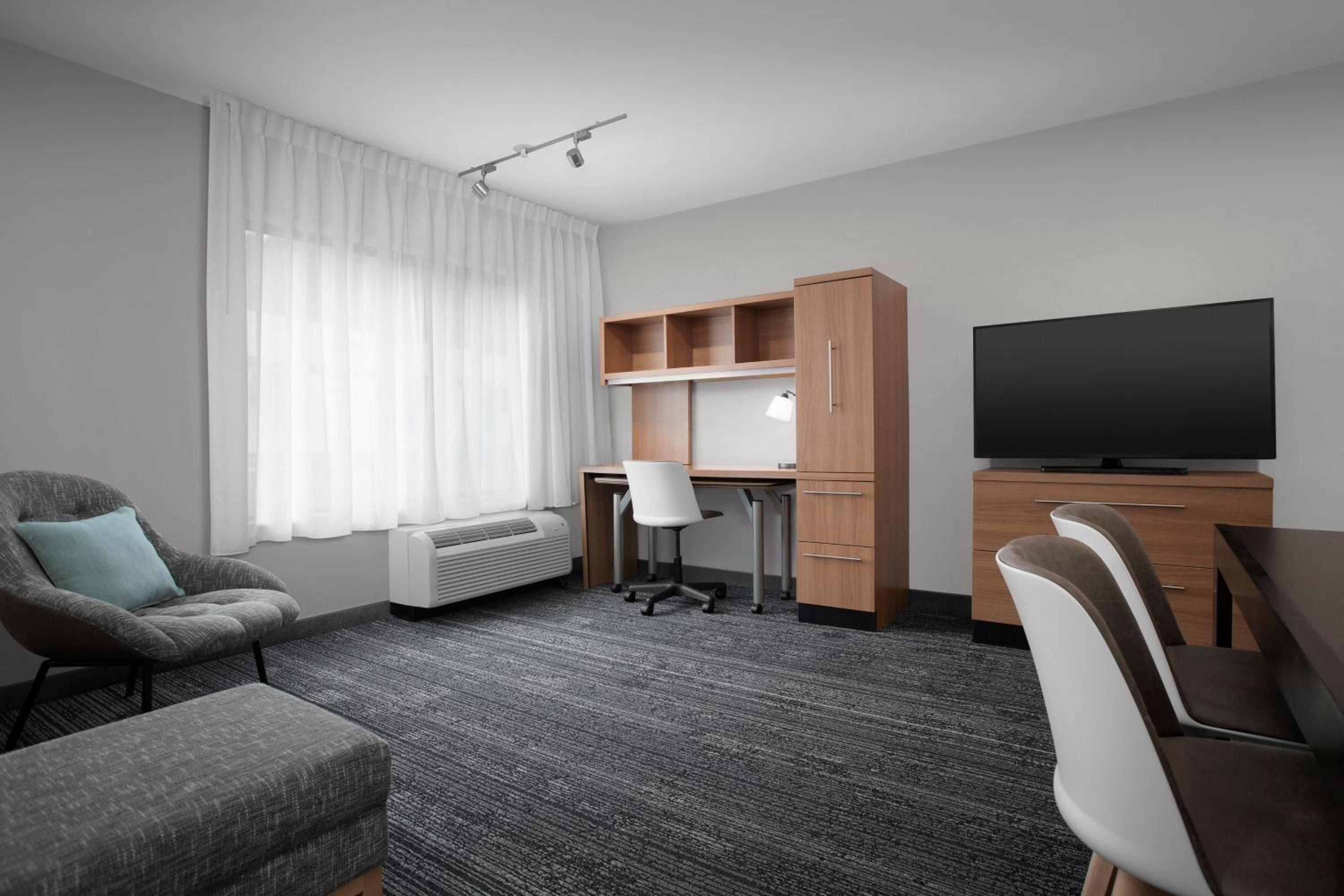 One-Bedroom King Suite - Photo 3