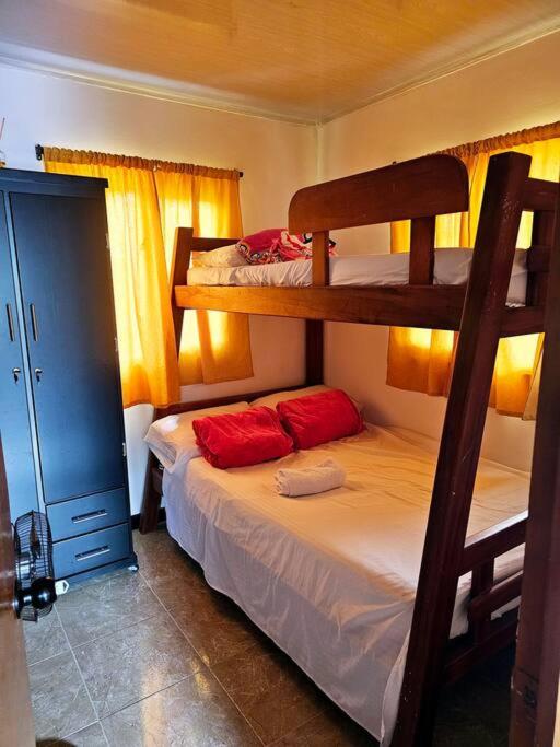 Eight-Bedroom House photo 2